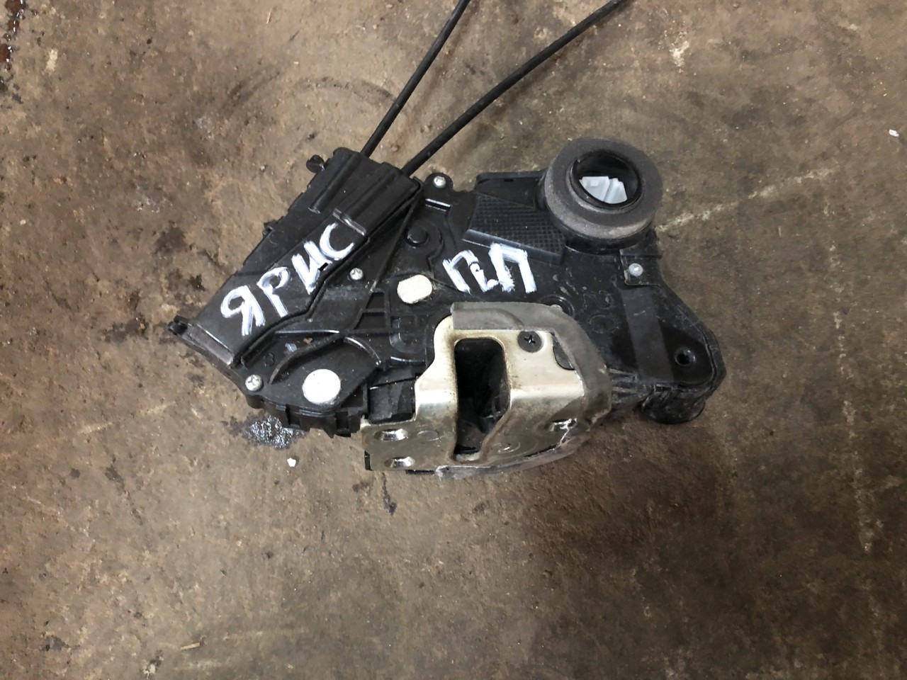 Замок двери передний  правый ! Toyota Yaris II