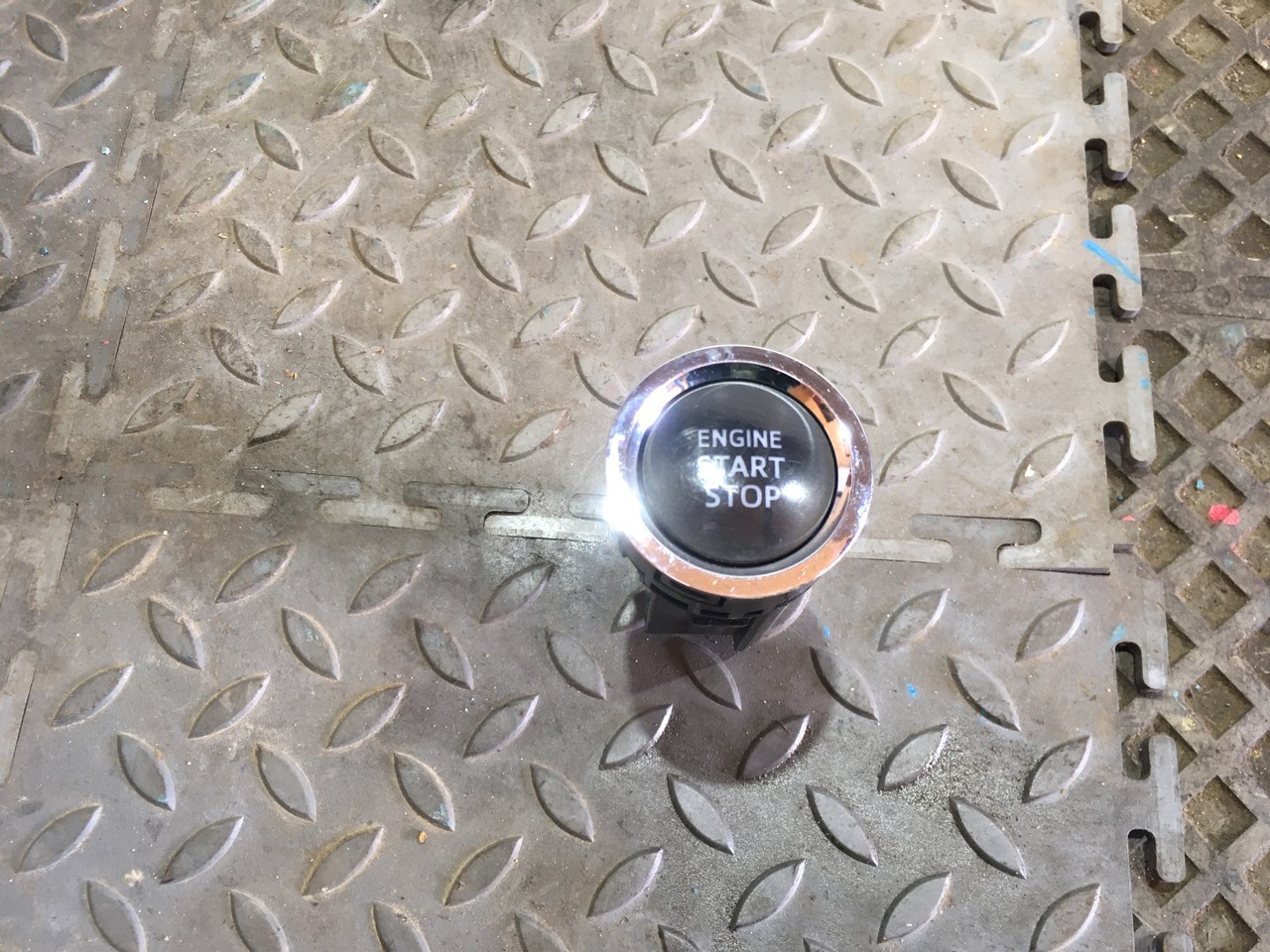 Кнопка запуска двигателя Start / Stop Toyota Camry XV50