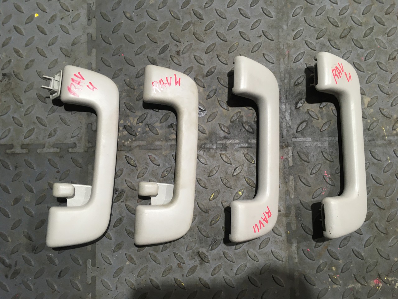 Ручка внутренняя потолочная задняя Toyota RAV4 CA40