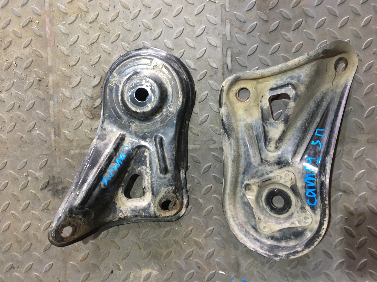 Кронштейн балки передний правый / левый Toyota Camry XV50