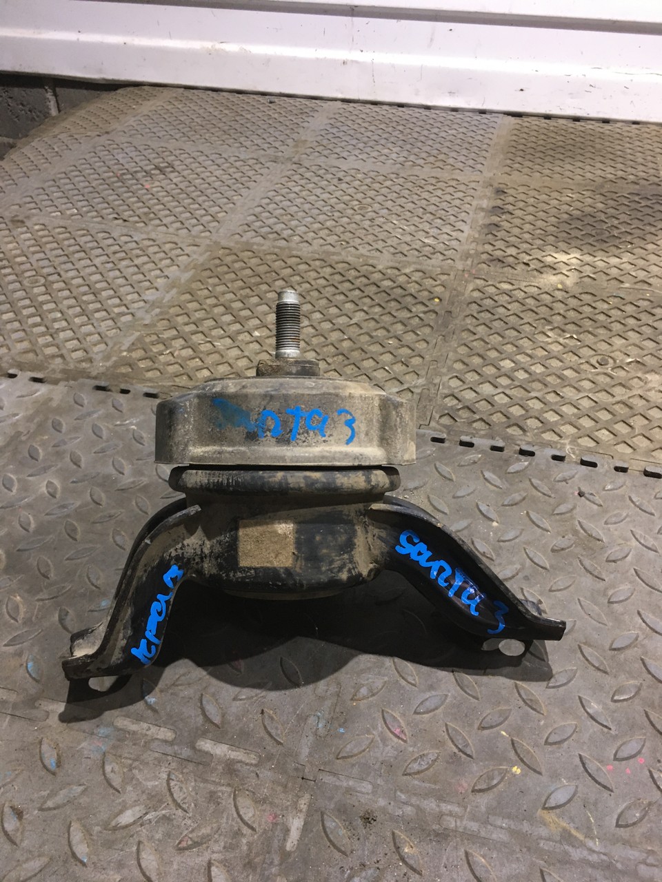 Опора двигателя правая Hyundai Santa Fe III