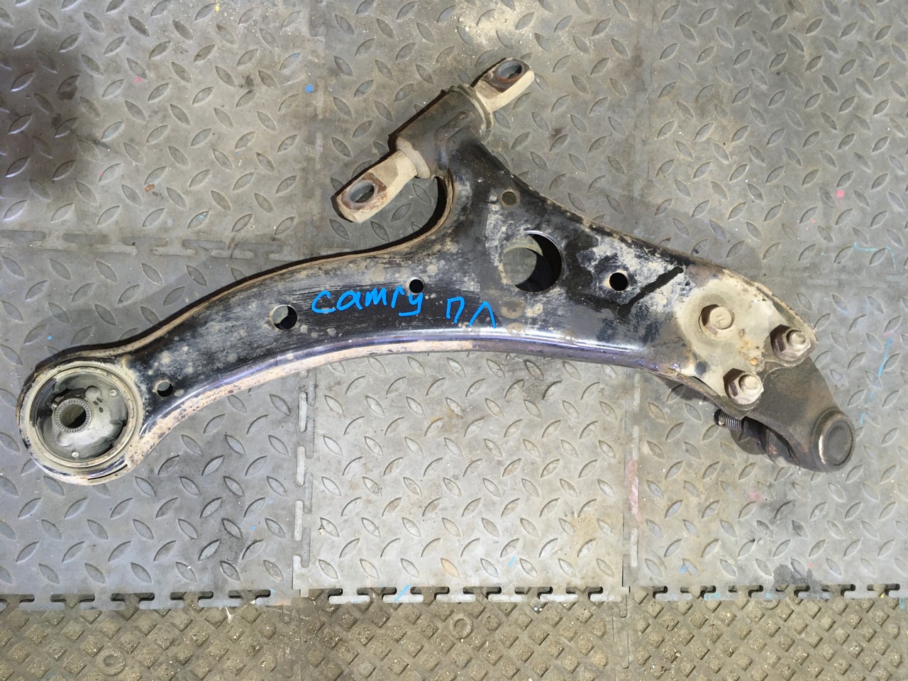 Рычаг передний левый Toyota Windom XV30