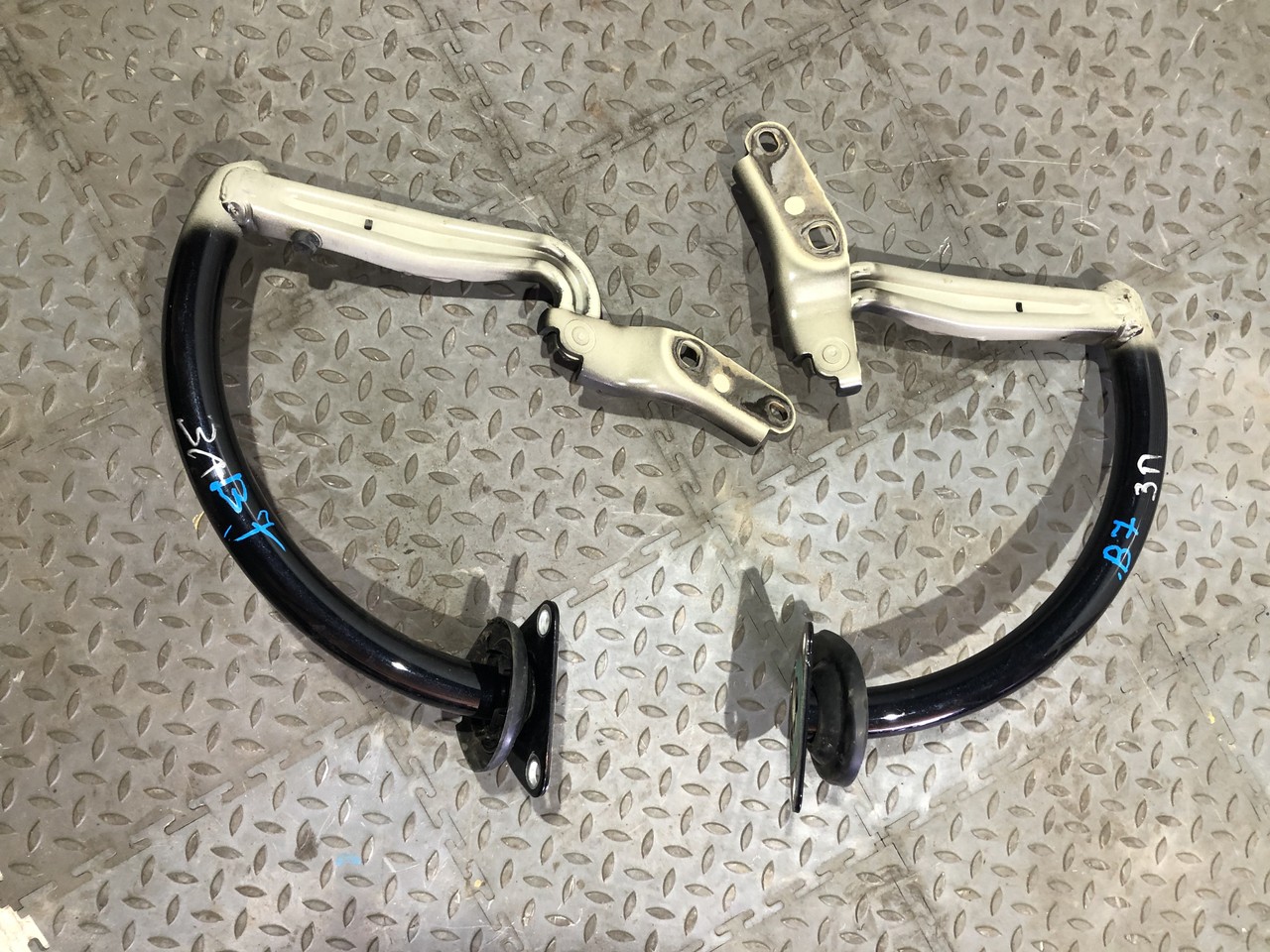 Петли крышки багажника Volkswagen Passat B7