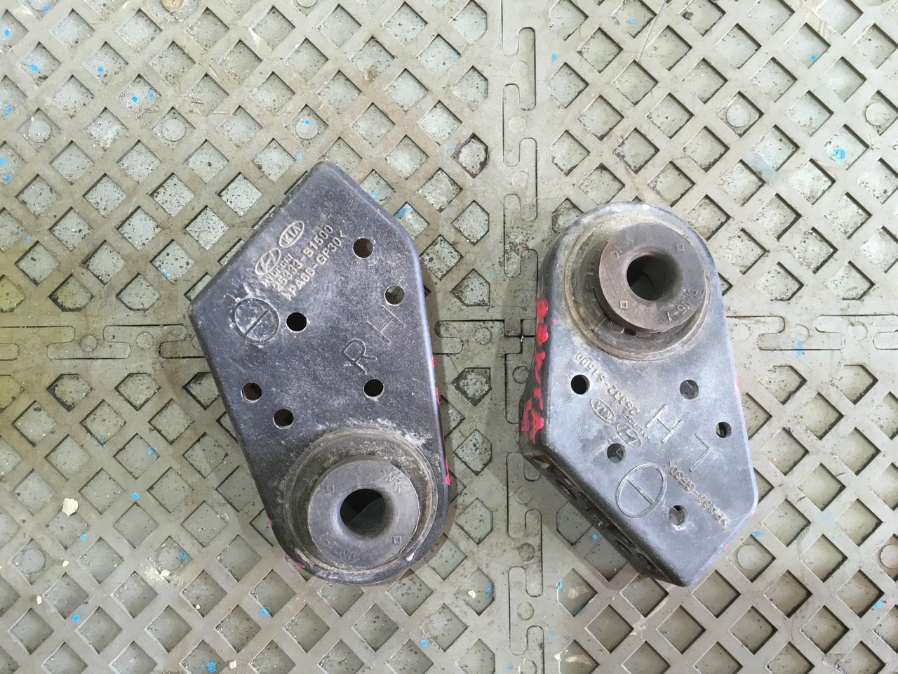 Кронштейн радиатора правый / левый Hyundai Santa Fe IV