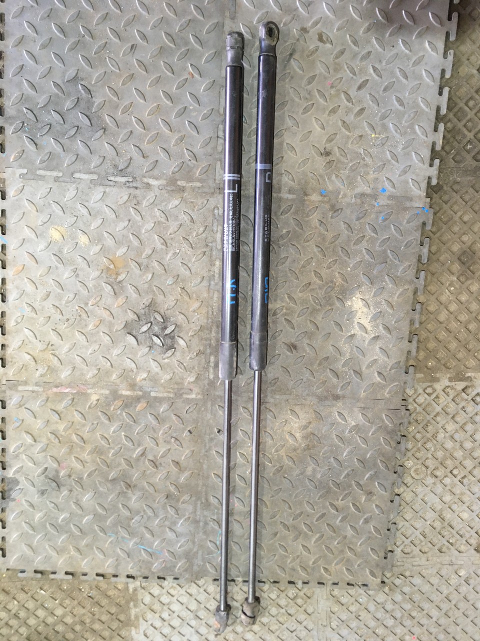 Амортизаторы капота Toyota Camry XV50