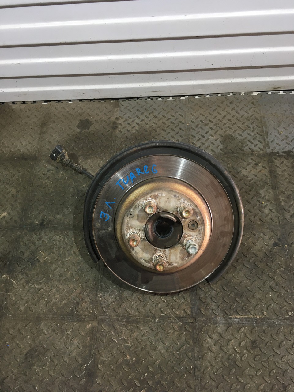 Кулак поворотный задний левый в сборе со ступицей Volkswagen Touareg II