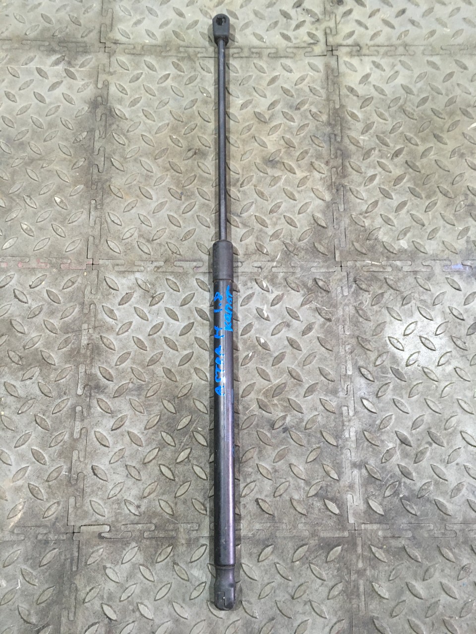 Амортизатор капота Opel Zafira B