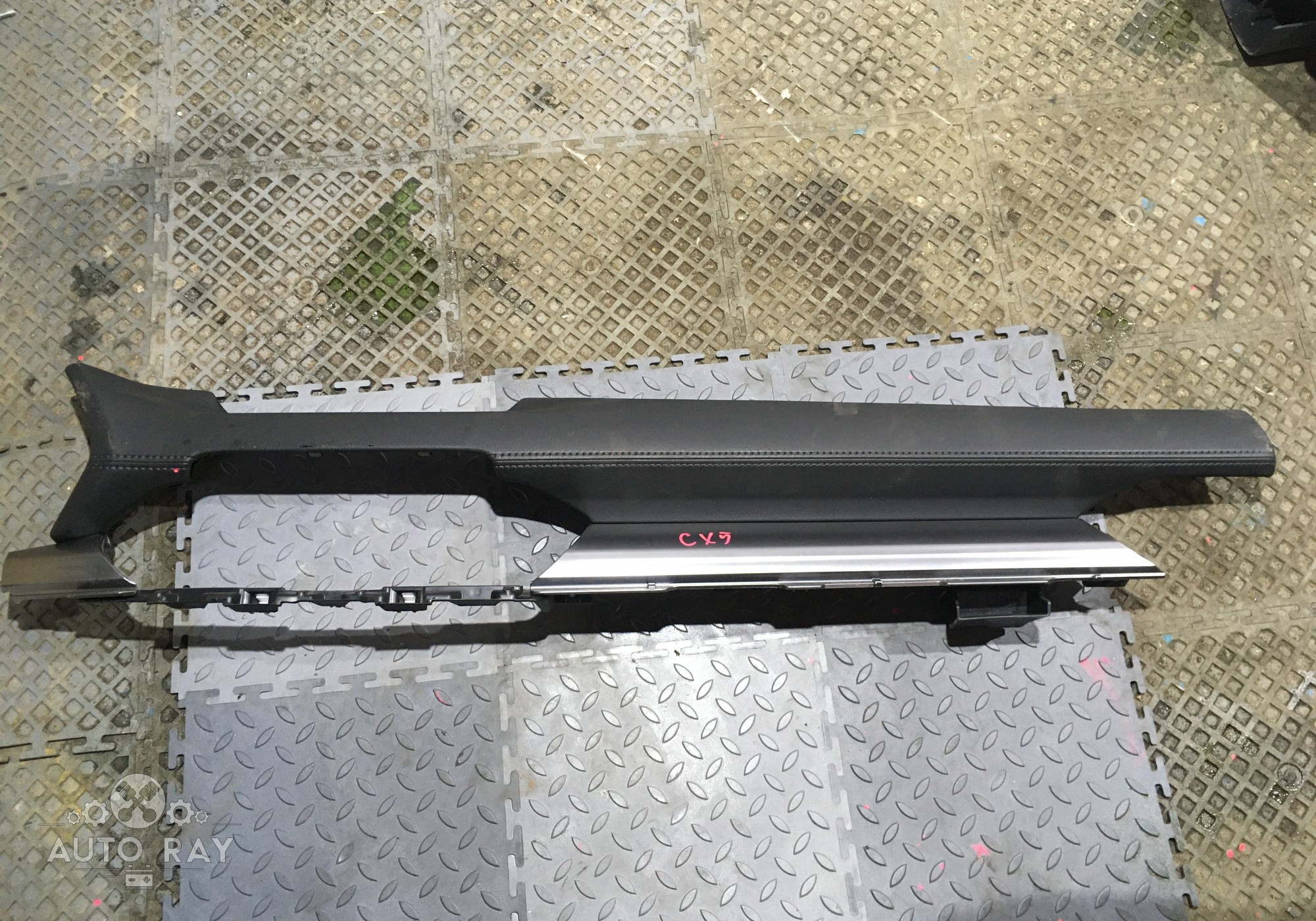 KB7W60371 Накладка декоративная в торпедо для Mazda CX-5 II (с 2017)