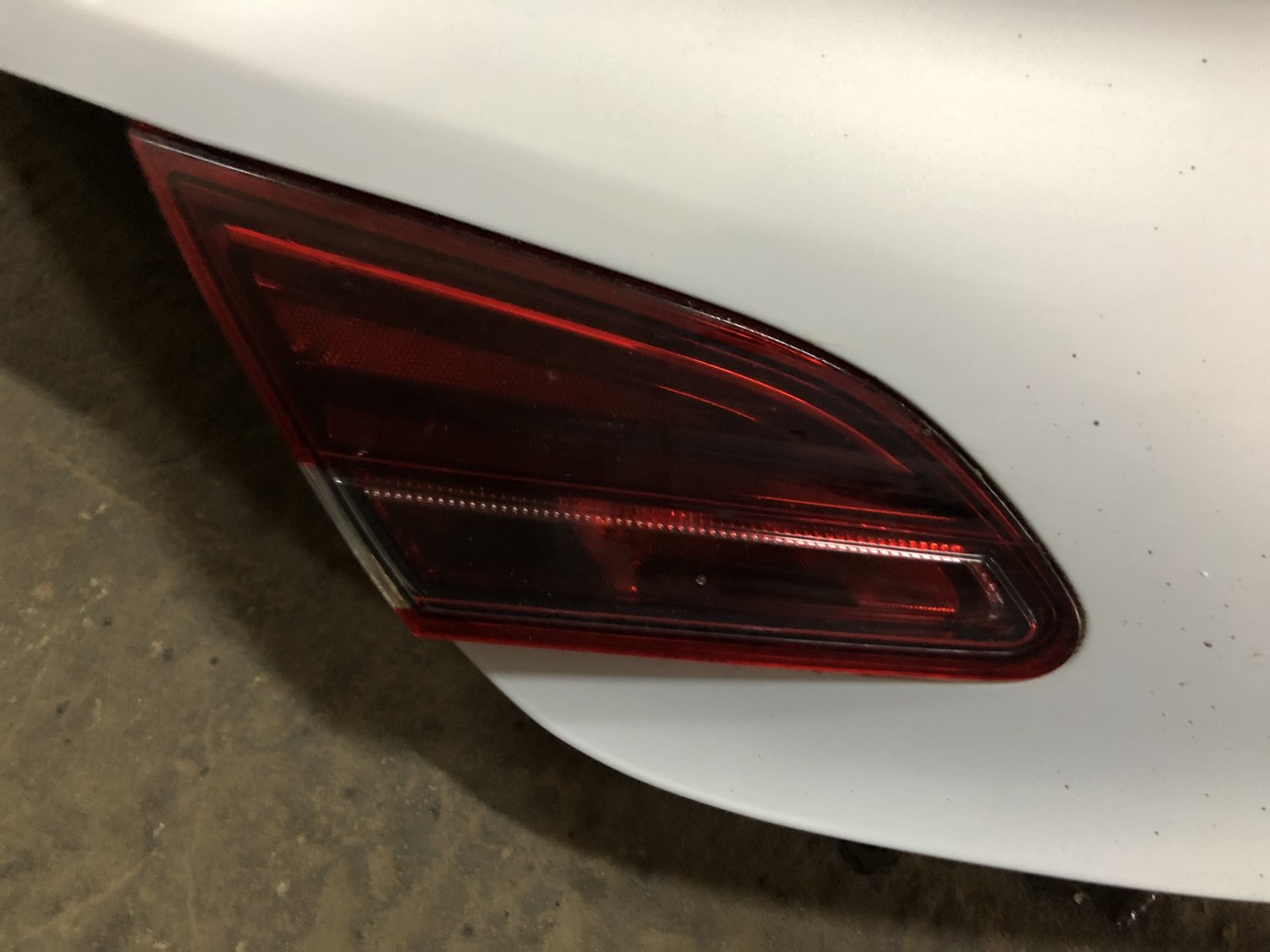 Фонарь задний левый внутренний Opel Astra J