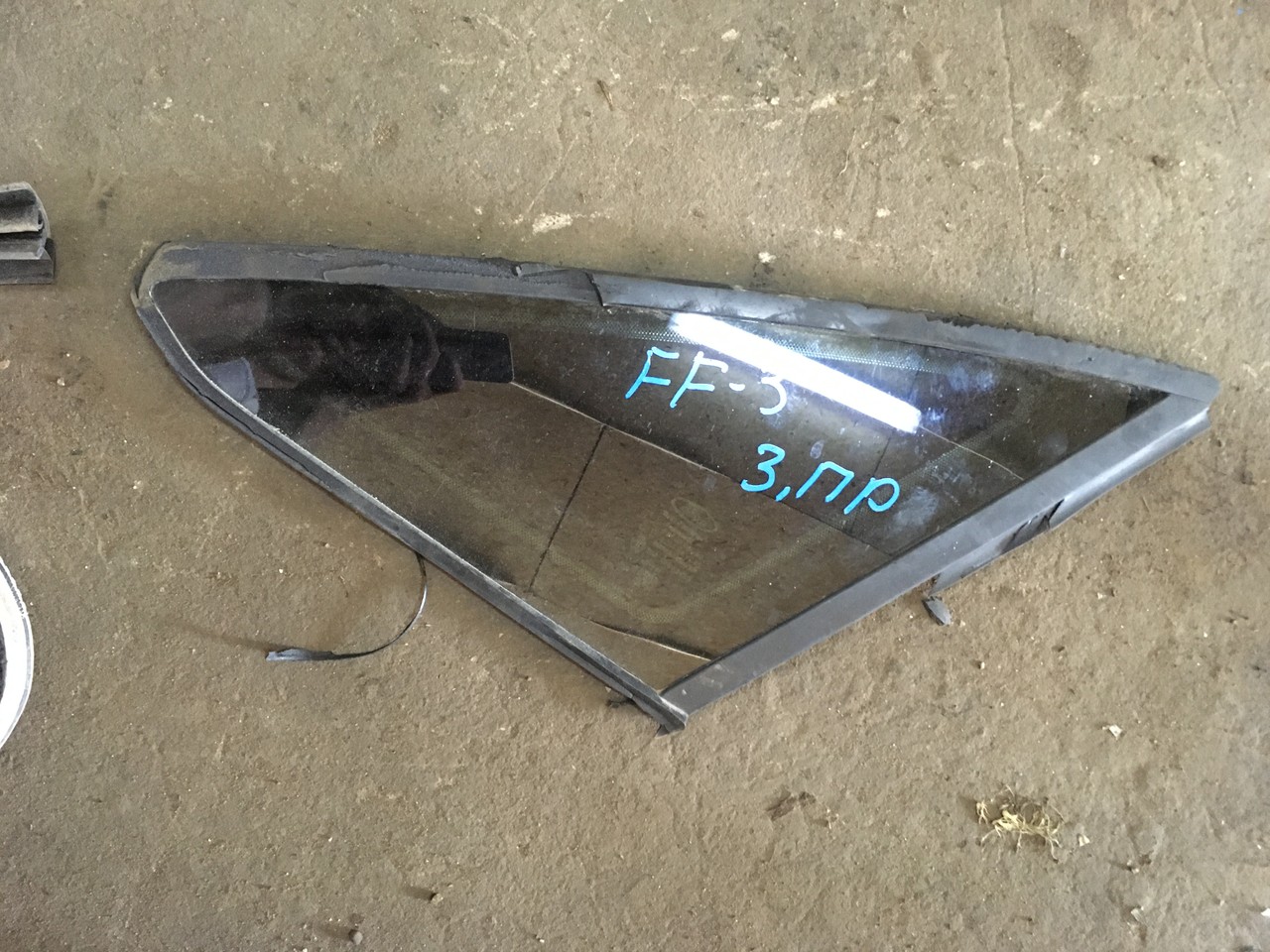 Стекло кузовное глухое (форточка) правое Ford Focus III