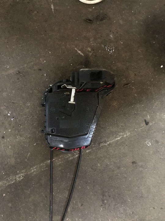 Замок двери задний правый ! Toyota Yaris II