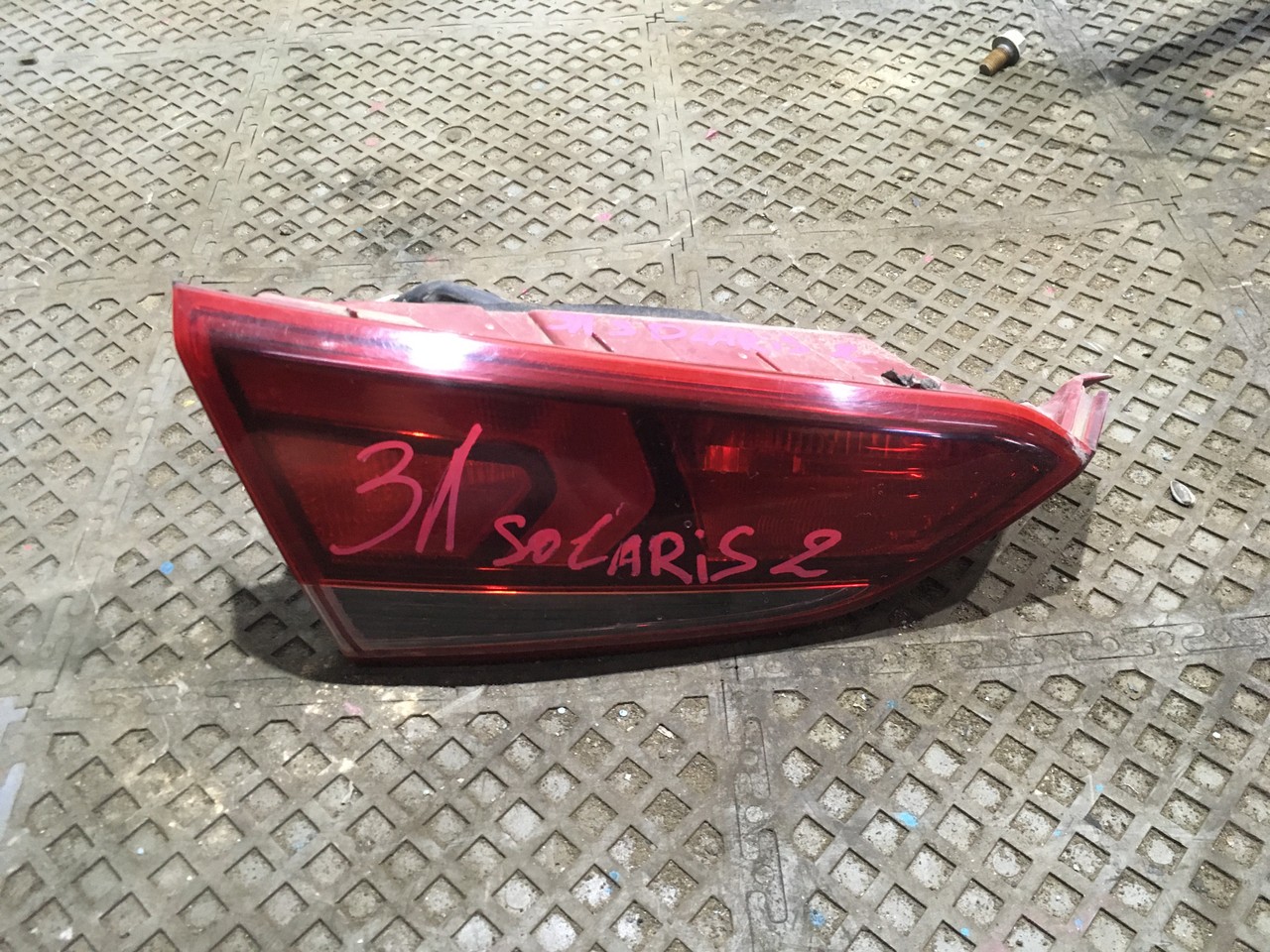 Фонарь задний левый внутренний Hyundai Solaris II