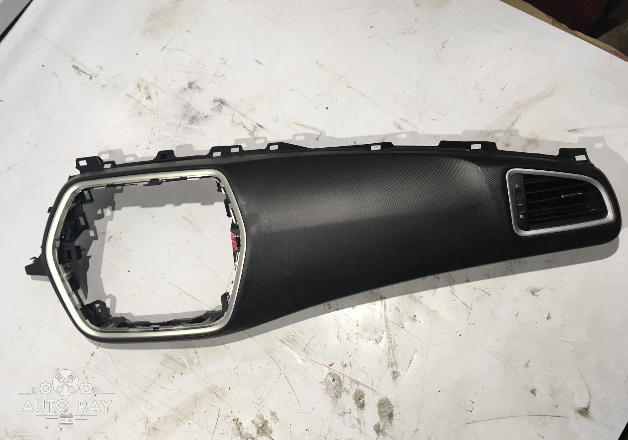 7351261M105PK Накладка декоративная на торпедо (рамка) для Suzuki SX4 II S-cross (с 2013)