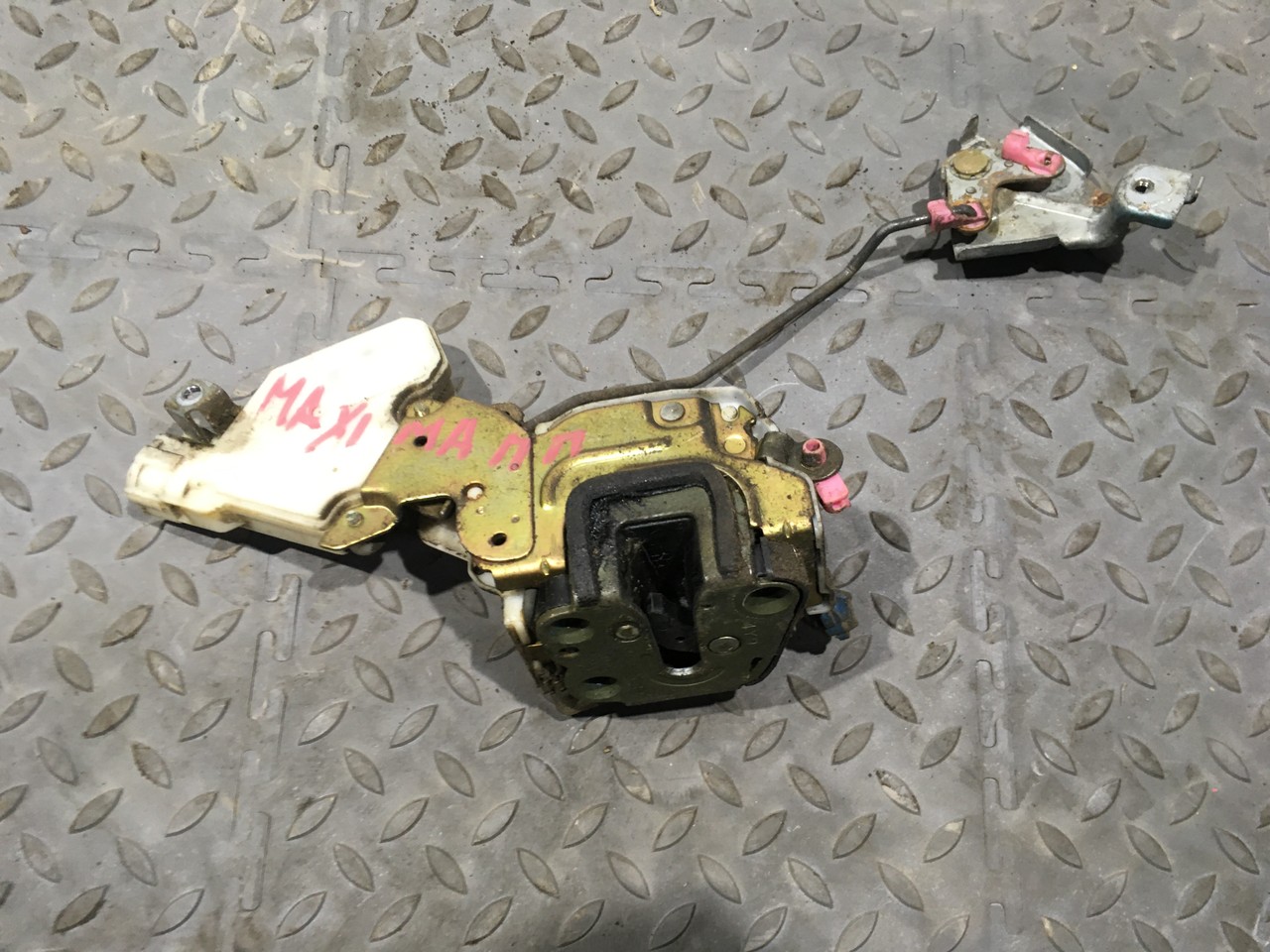 Замок передний правый Nissan Maxima A32