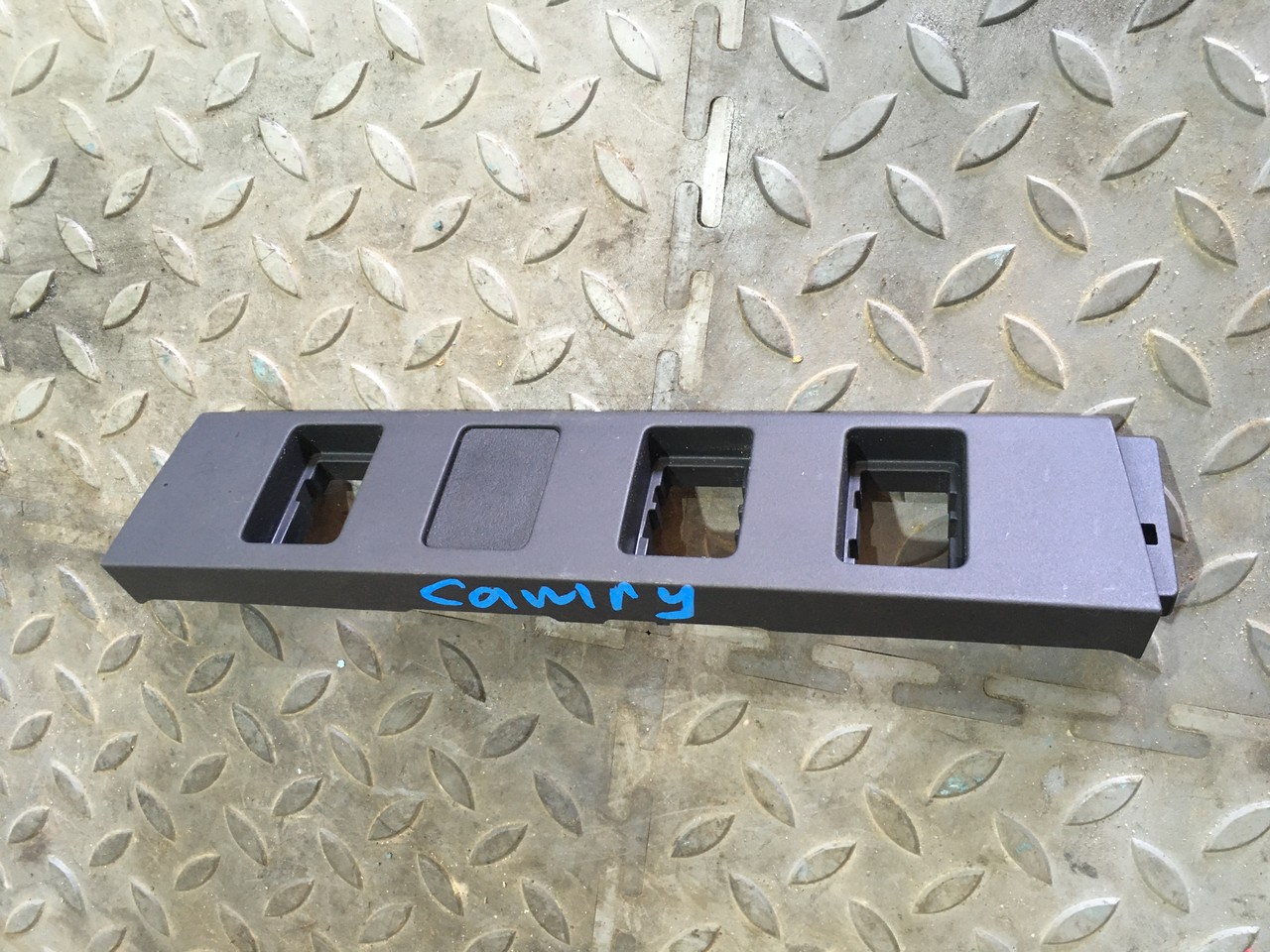 Накладка декоративная в консоль Toyota Camry XV50