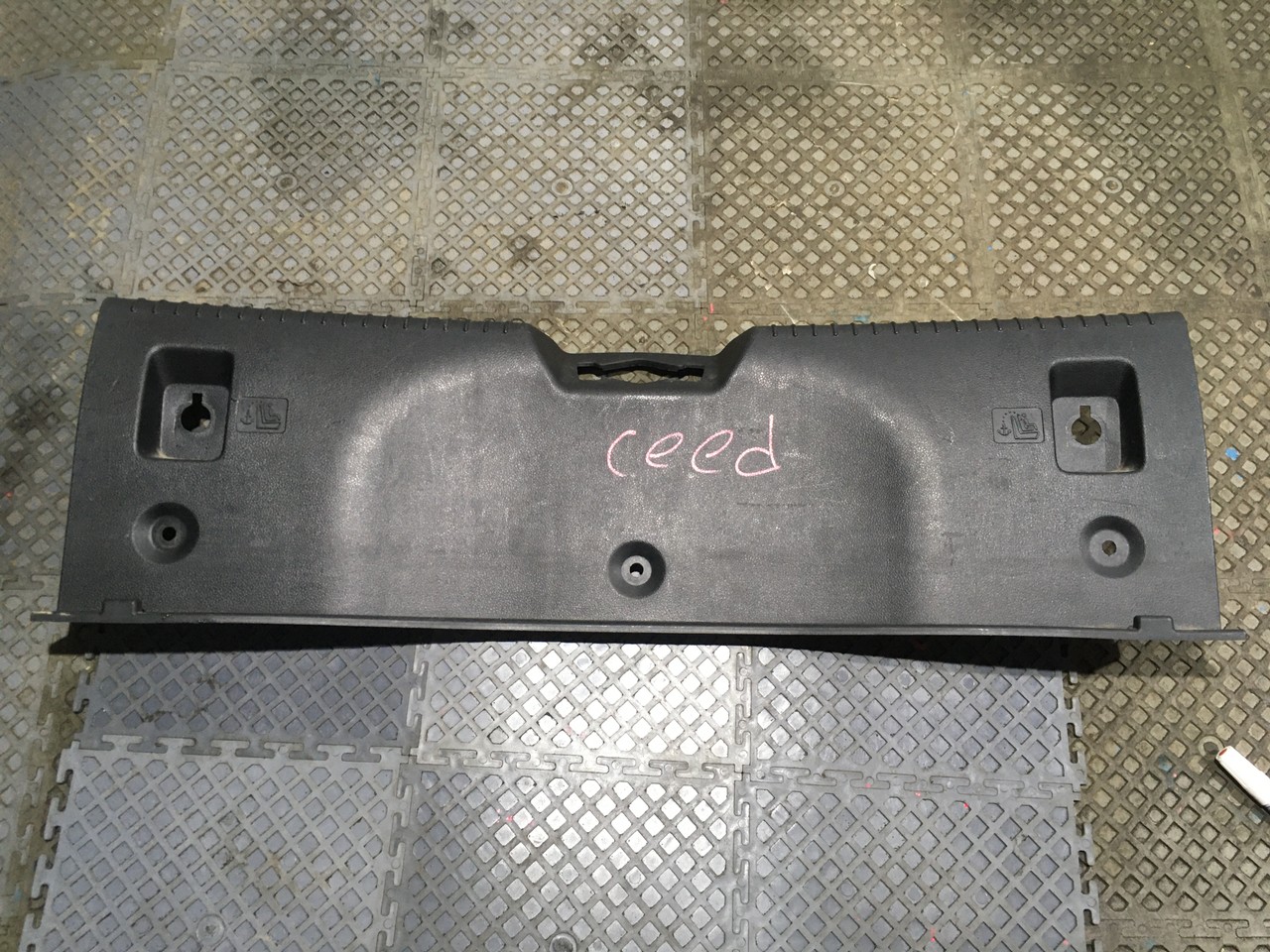 Обшивка багажника на заднюю панель Kia Ceed II