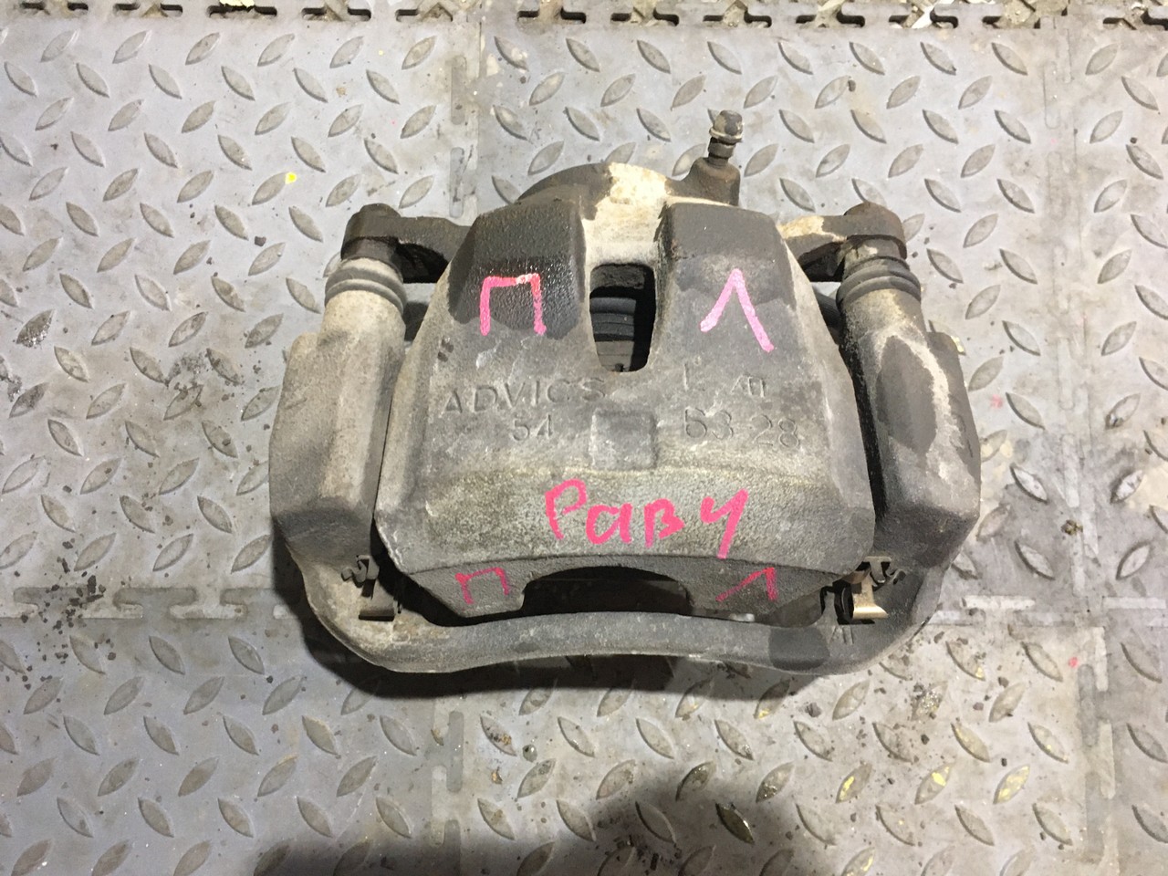 Суппорт передний левый Toyota RAV4 XA30