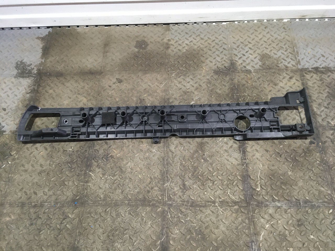 Кронштейн пола багажника правый / левый Volkswagen Touareg II