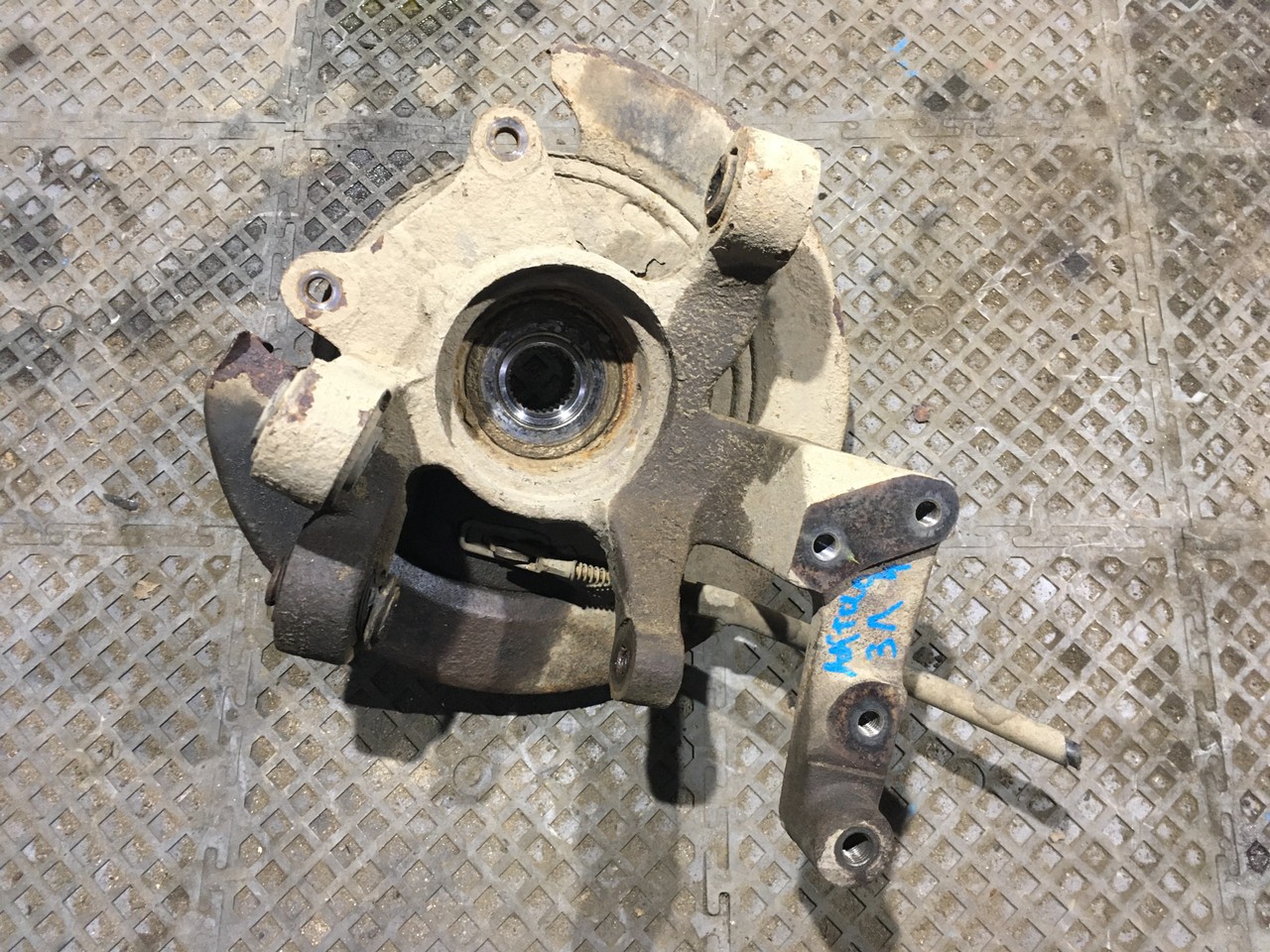 Кулак поворотный задний левый со ступицей SsangYong Actyon II