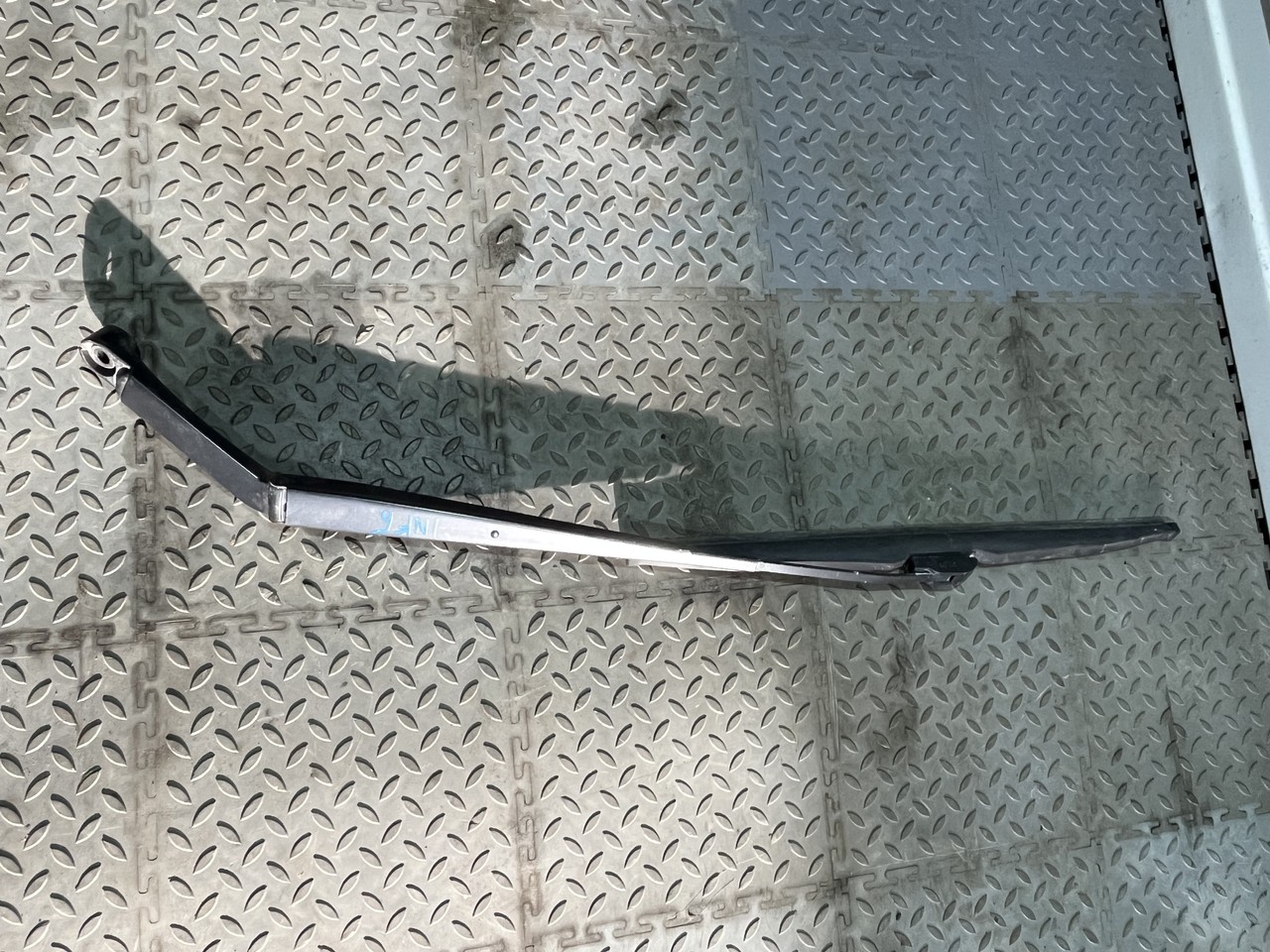 Поводок стеклоочистителя правый Infiniti QX56 II