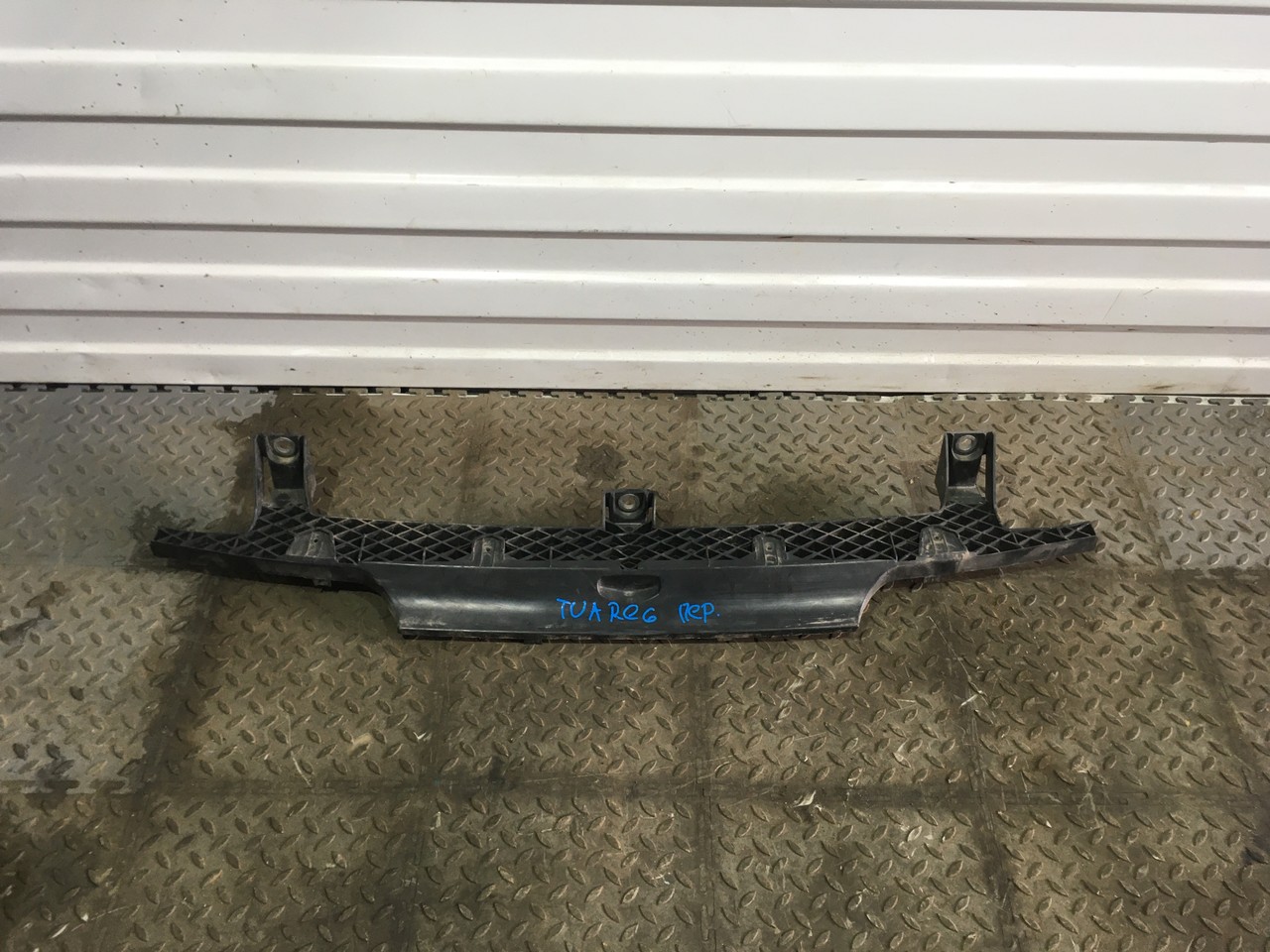 Кронштейн переднего бампера Volkswagen Touareg II