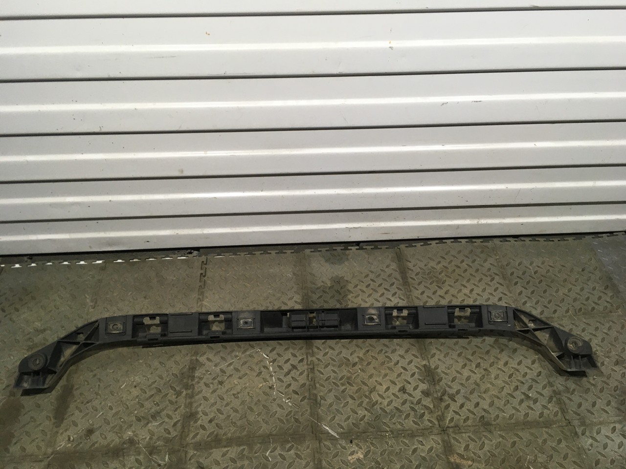 Кронштейн заднего бампера / направляющая бампера Volkswagen Passat CC