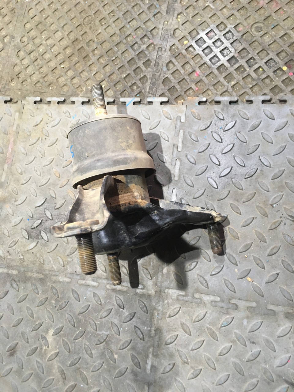 Опора двигателя левая Toyota Camry XV50