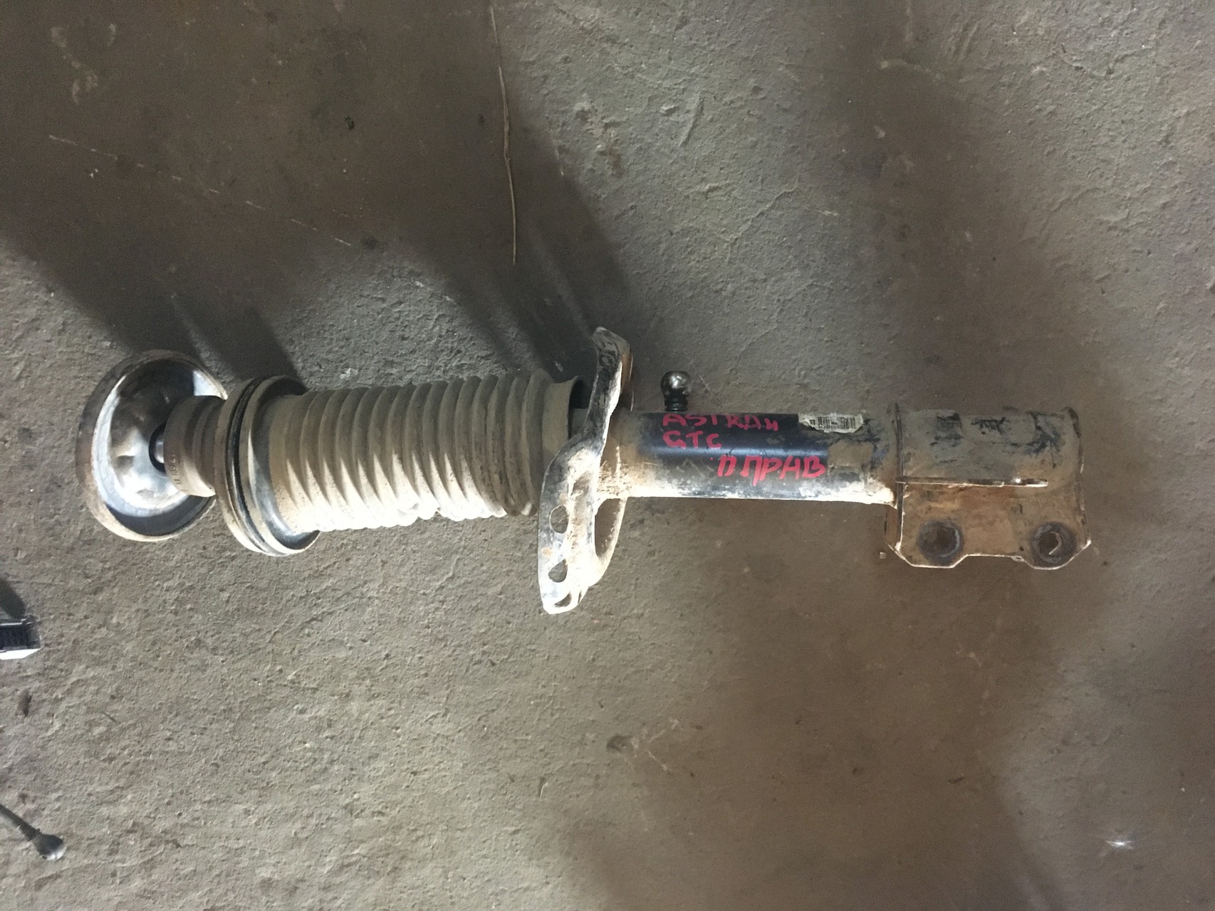 Амортизатор передний правый Opel Astra H