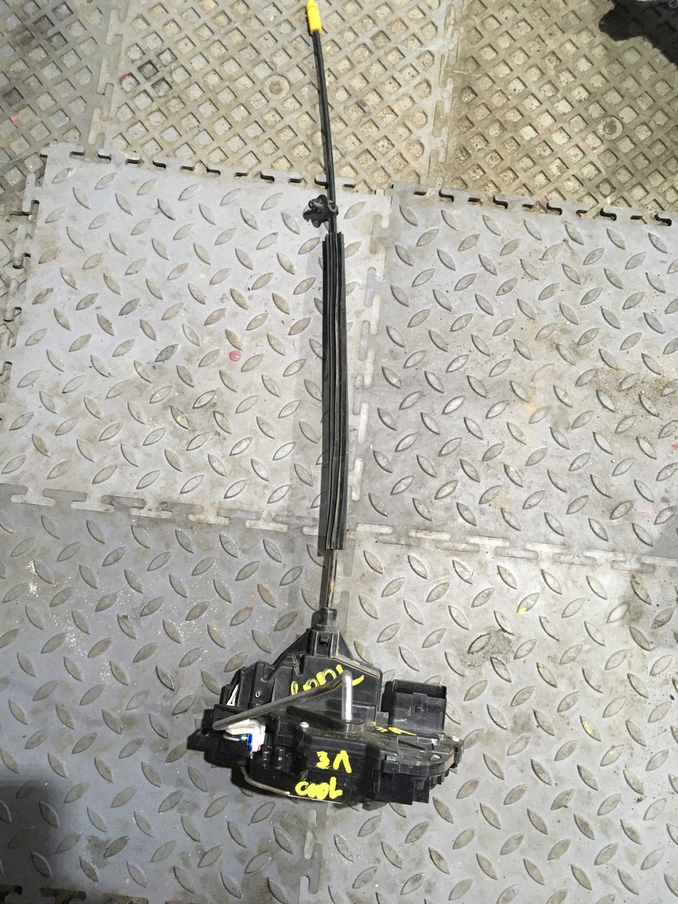 Замок двери задний левый Geely Coolray