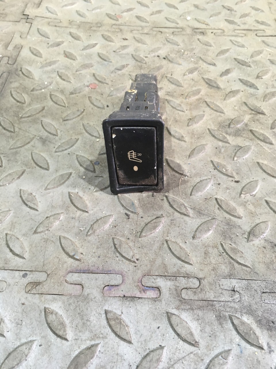 Кнопка обогрева сидений Geely MK