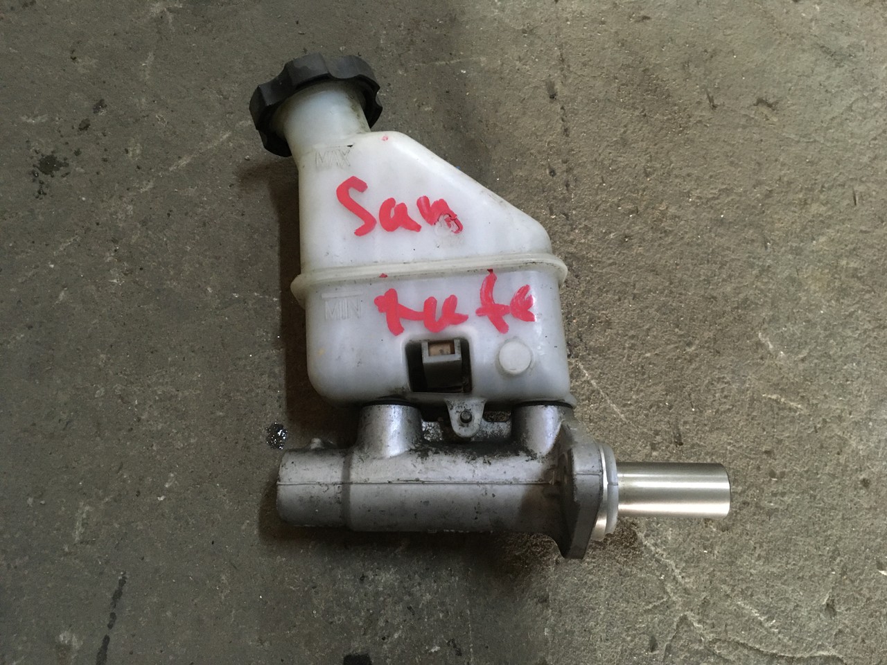 Главный тормозной цилиндр с бачком Hyundai Santa Fe II