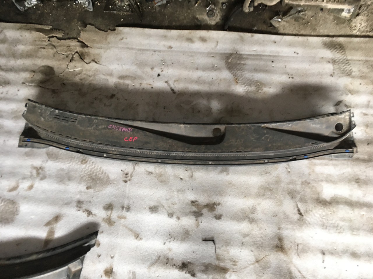 Решетка стеклоочистителя (планка под лобовое стекло) Geely Emgrand EC7