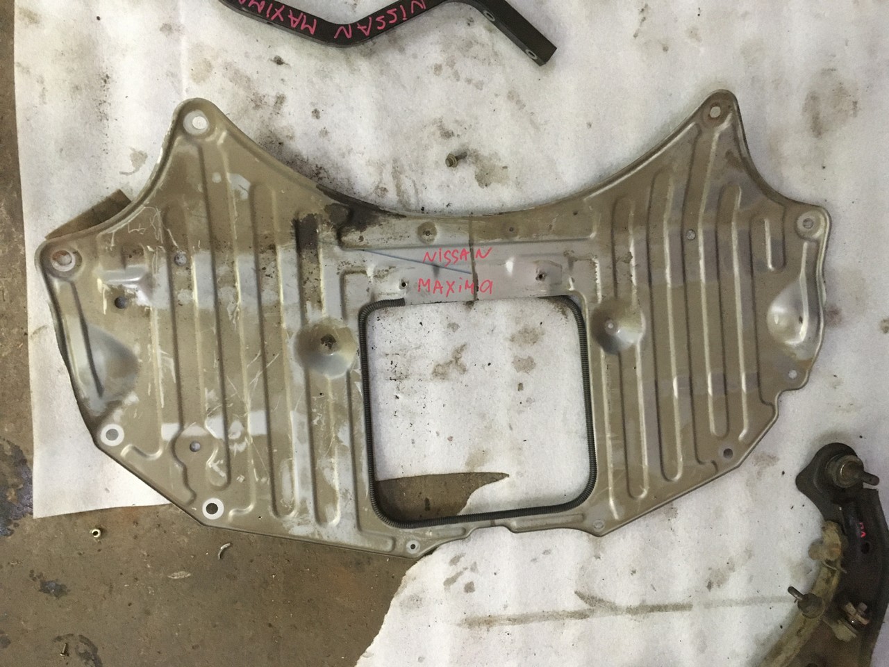 Перегородка салона и багажника Nissan Maxima A32