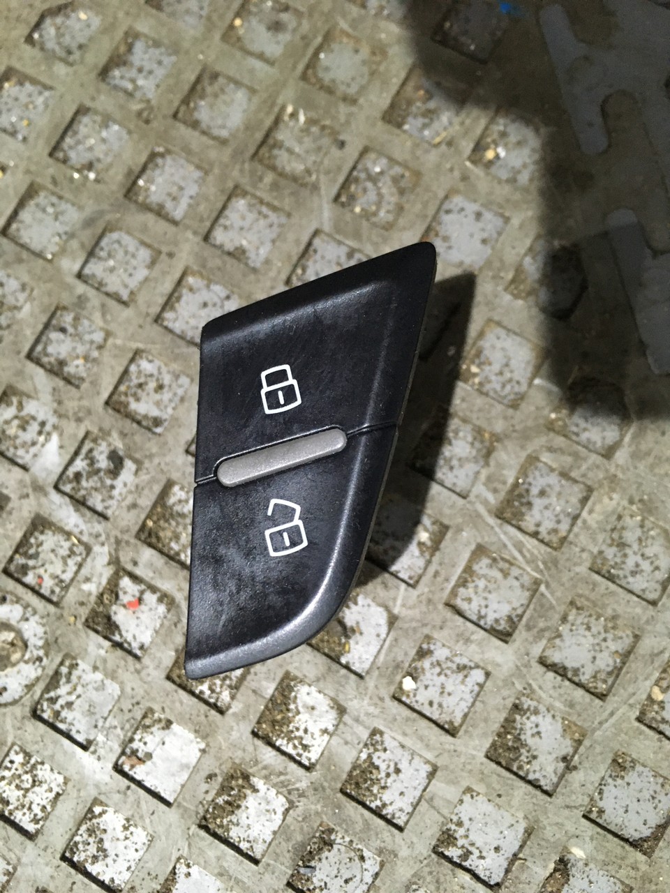 Кнопка центрального замка Audi Q5 8R