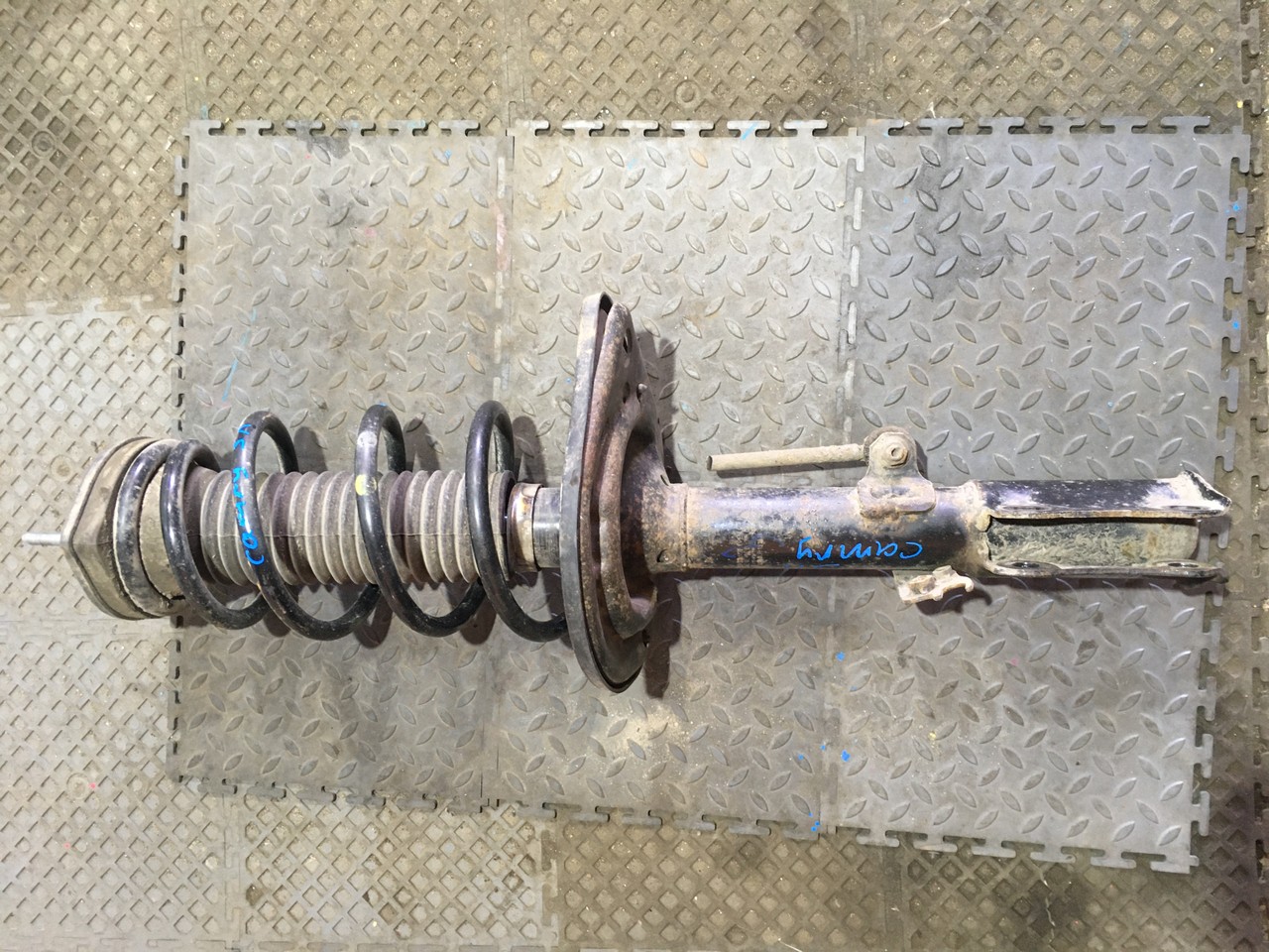 Амортизатор задний левый Toyota Camry XV50