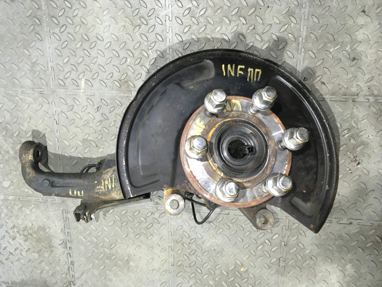 Кулак поворотный передний  правый в сборе со ступицей Infiniti QX56 II