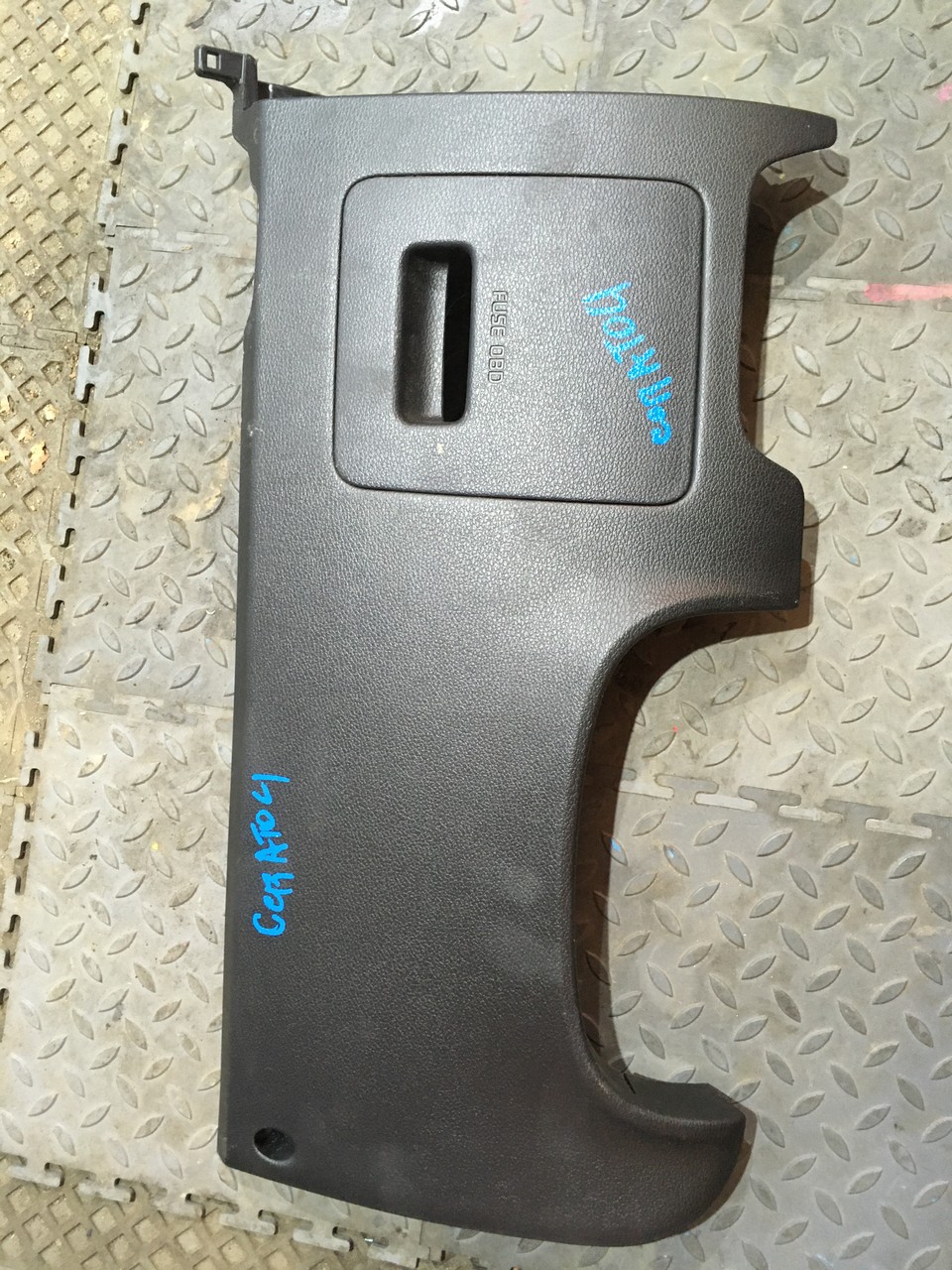 Накладка декоративная в торпедо под рулевой колонкой Kia Cerato IV