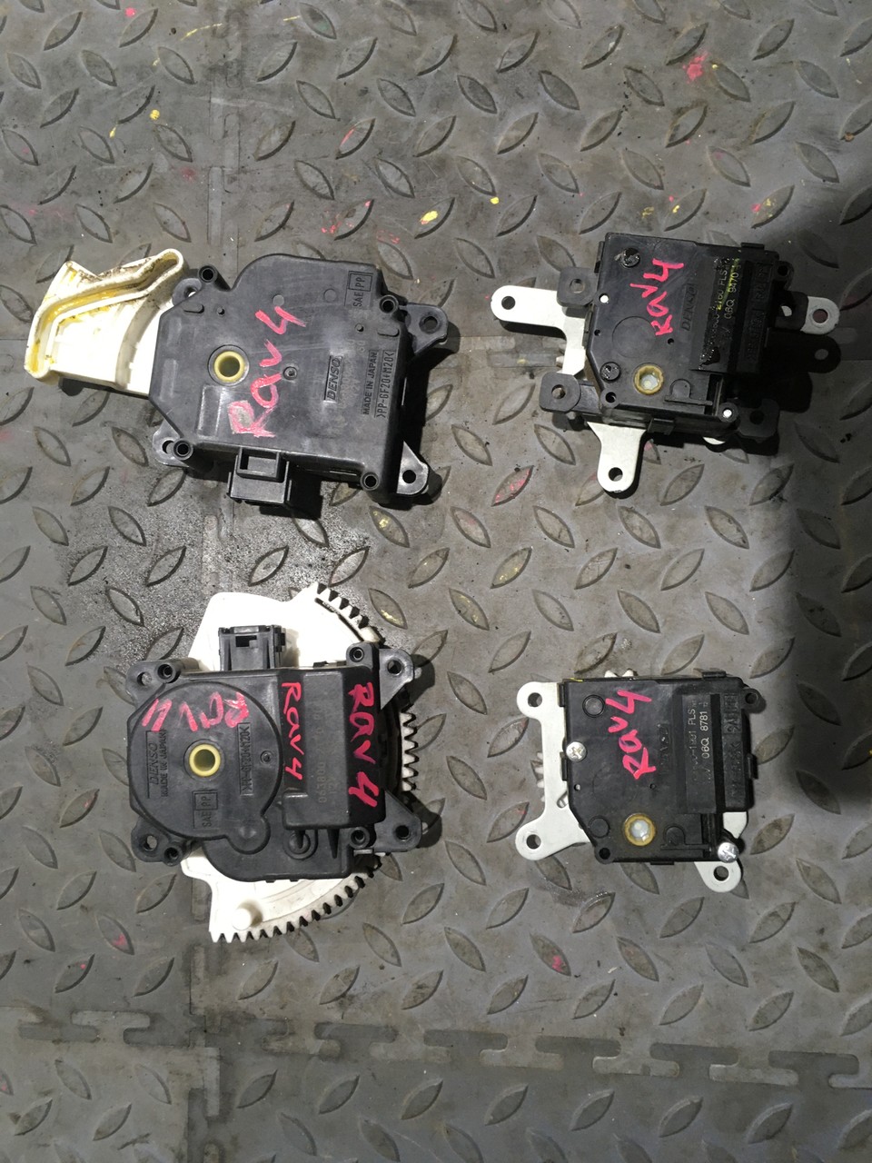 Моторчик привода заслонок отопителя Toyota RAV4 CA40