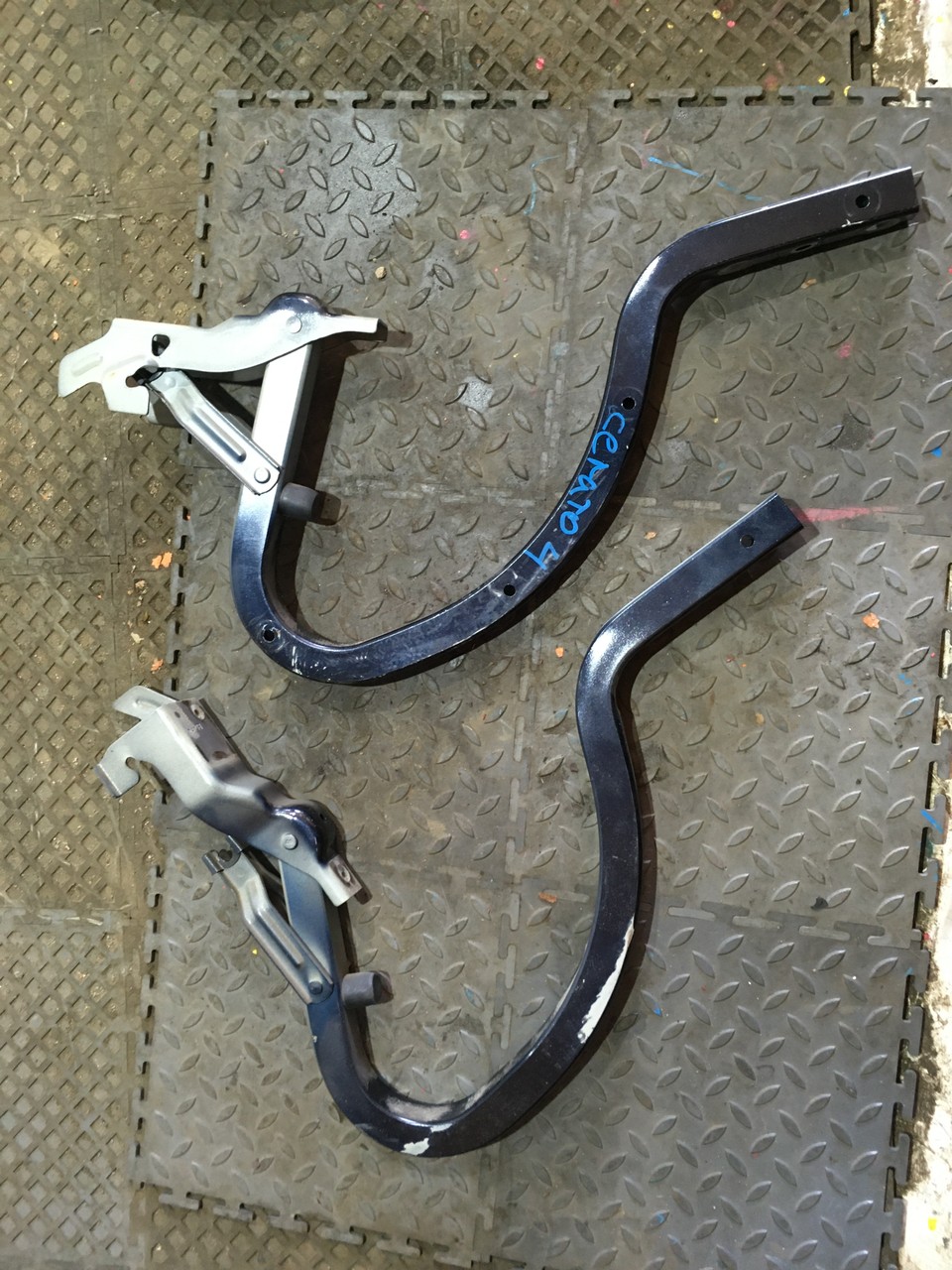 Пети крышки багажника Kia Cerato IV