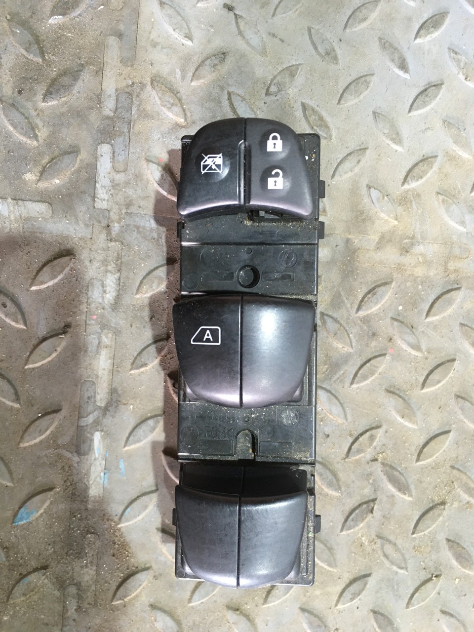 Блок управления стеклоподъемниками Nissan Qashqai J11