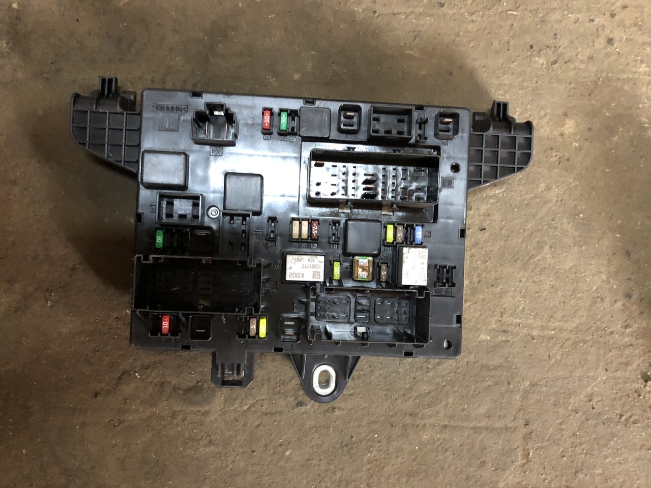 Блок предохранителей в багажник Opel Astra J