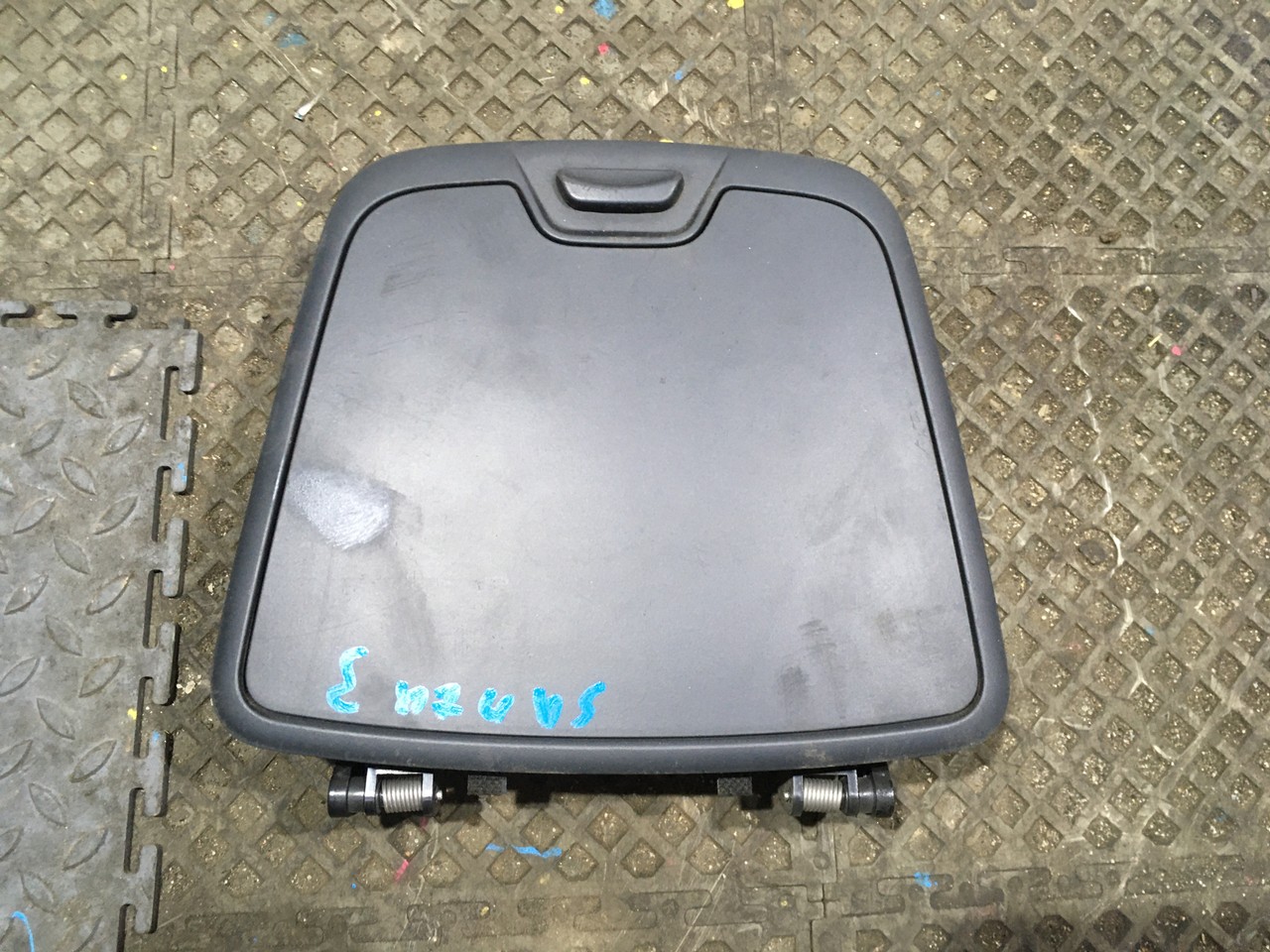 Бардачок в торпедо центральный Hyundai Santa Fe III