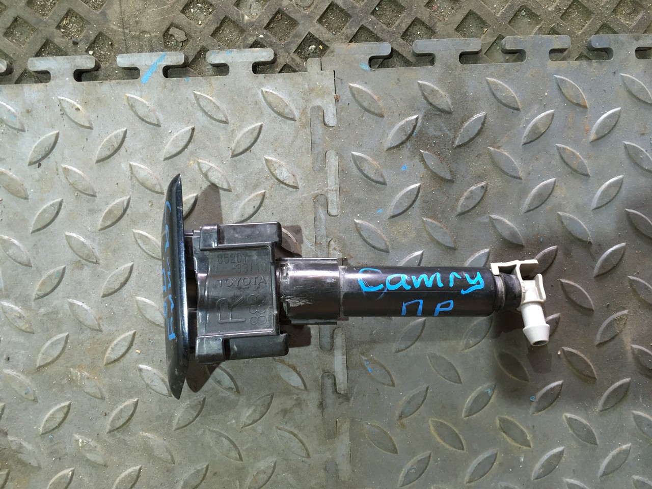 Форсунка омывателя фары правая Toyota Camry XV50