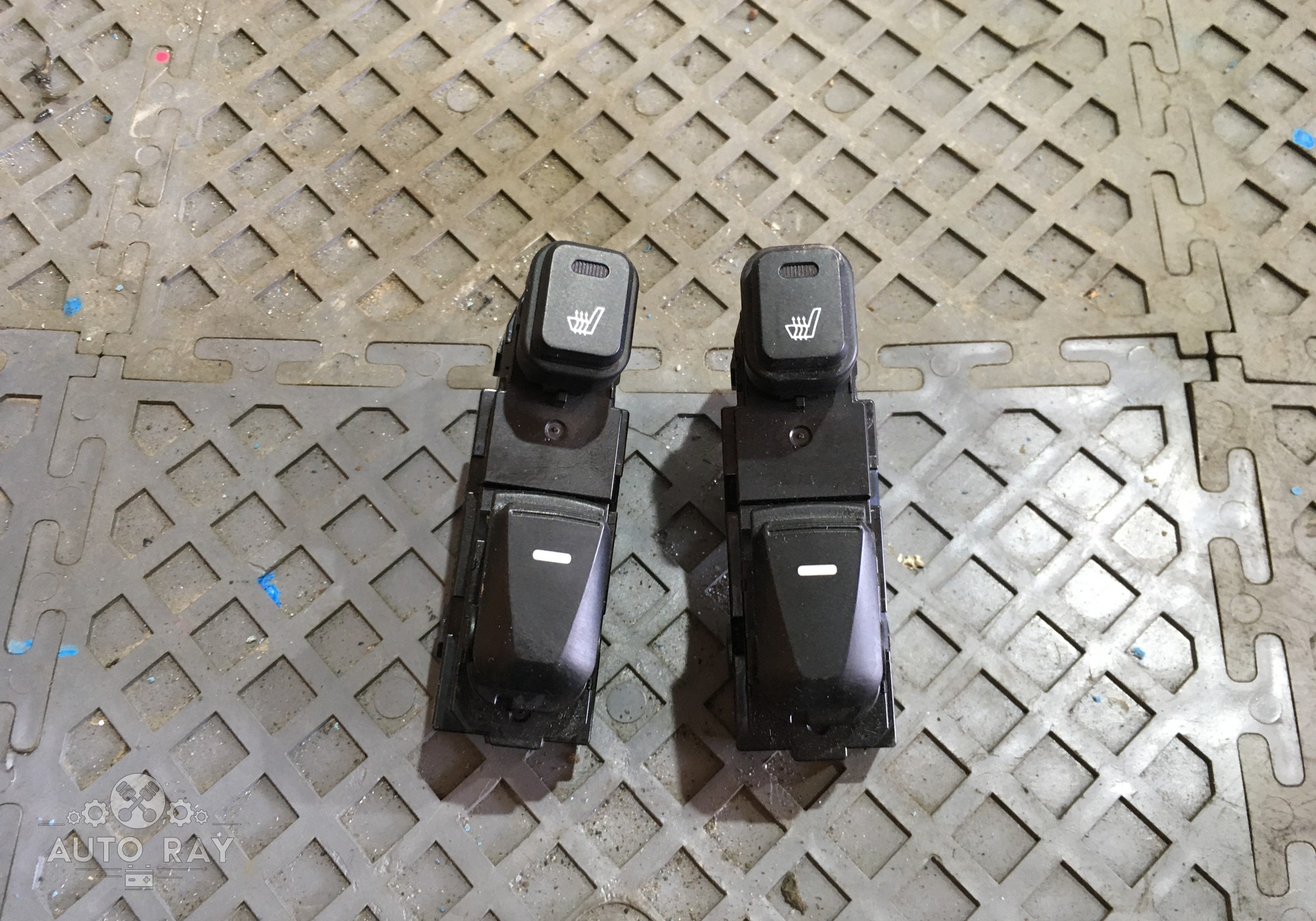 3835211310 Кнопка стеклоподъемника задняя правая \ левая + кнопка обогрева сидений для Hyundai ix35 (с 2010 по 2015)