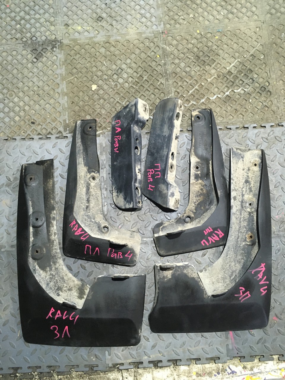 Брызговик Toyota RAV4 CA40