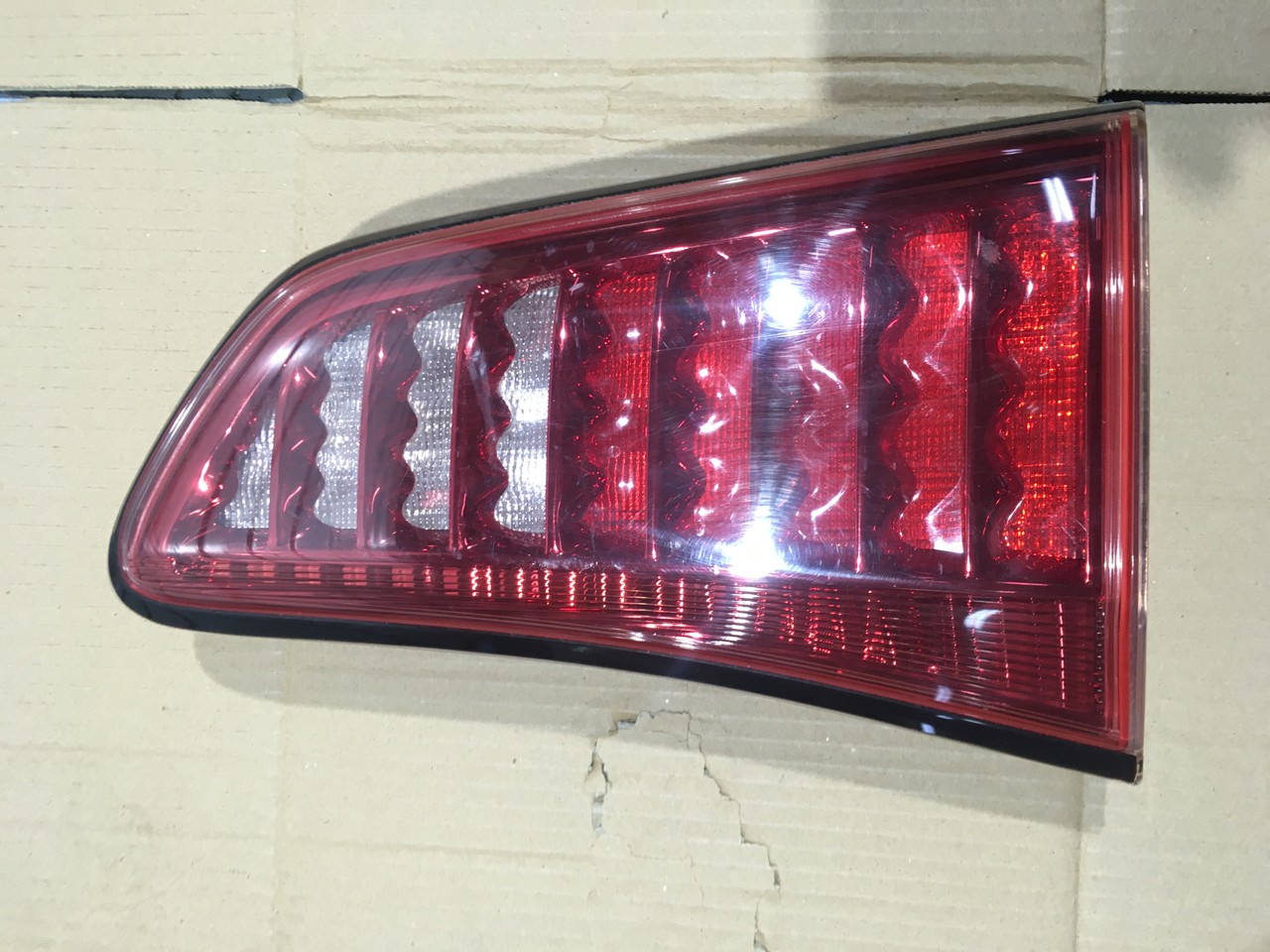 Фонарь задний правый внутренний Infiniti QX56 II