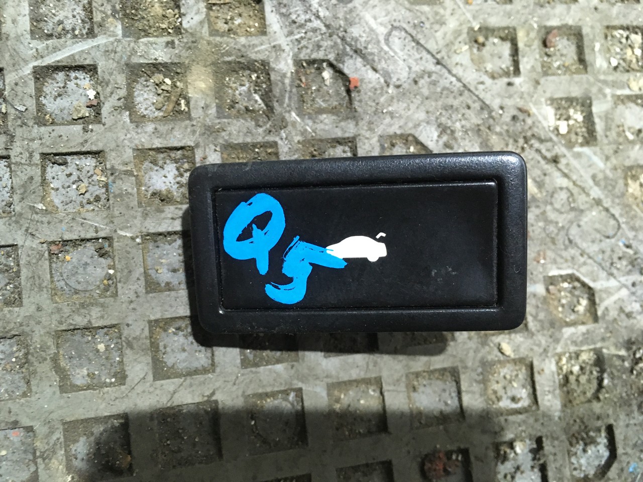 Кнопка открывания / закрывания багажника Audi Q5 8R