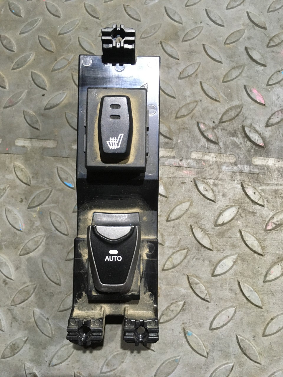 Кнопка стеклоподъемника  задняя правая \ левая  + кнопка обогрева сидений Hyundai Santa Fe III