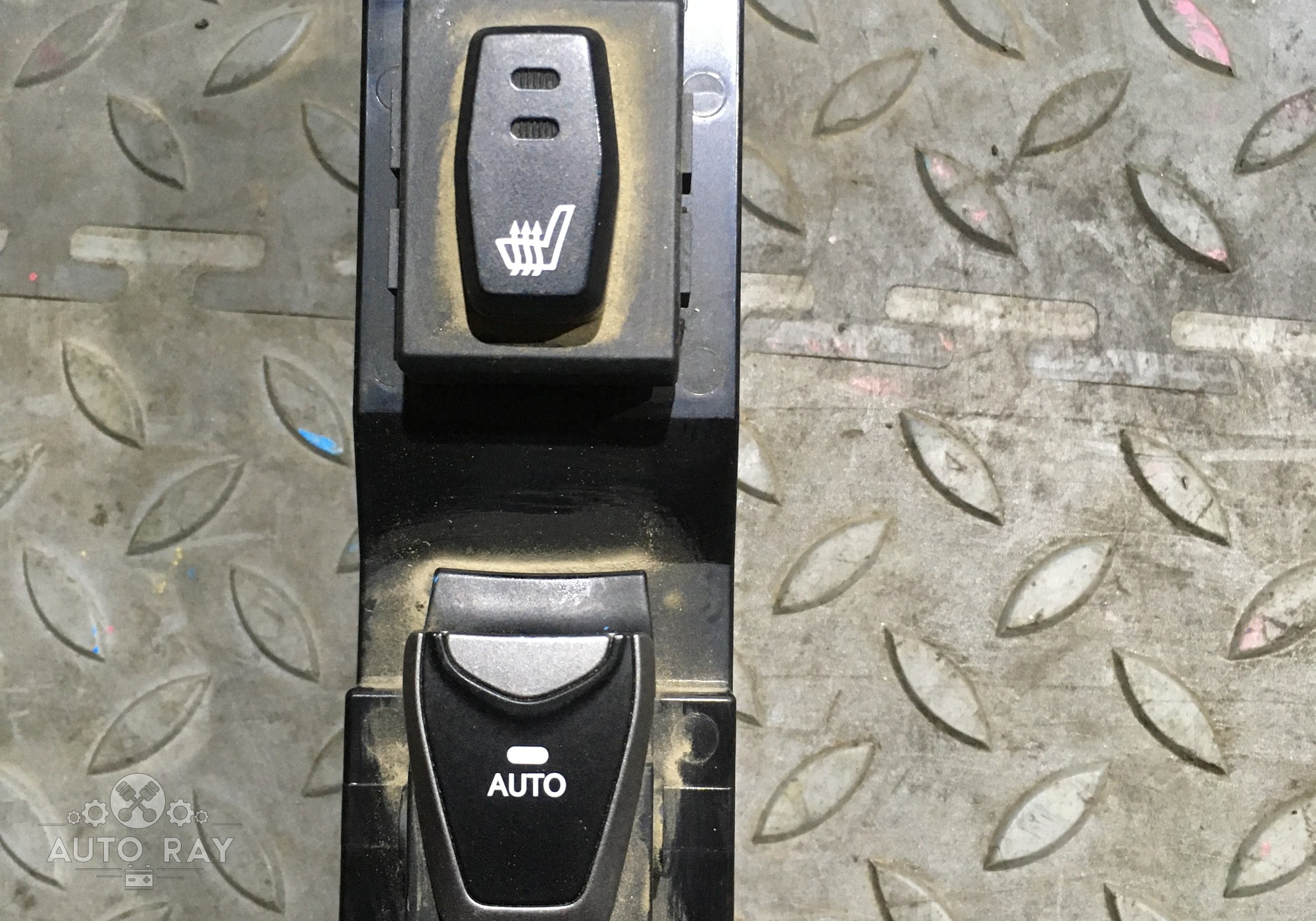 935802W600 Кнопка стеклоподъемника задняя правая \ левая + кнопка обогрева сидений для Hyundai Santa Fe III (с 2012 по 2018)