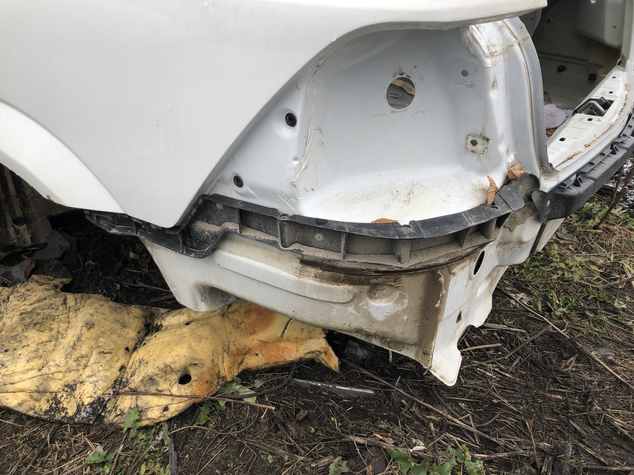 Направляющая заднего бампера Opel Astra H